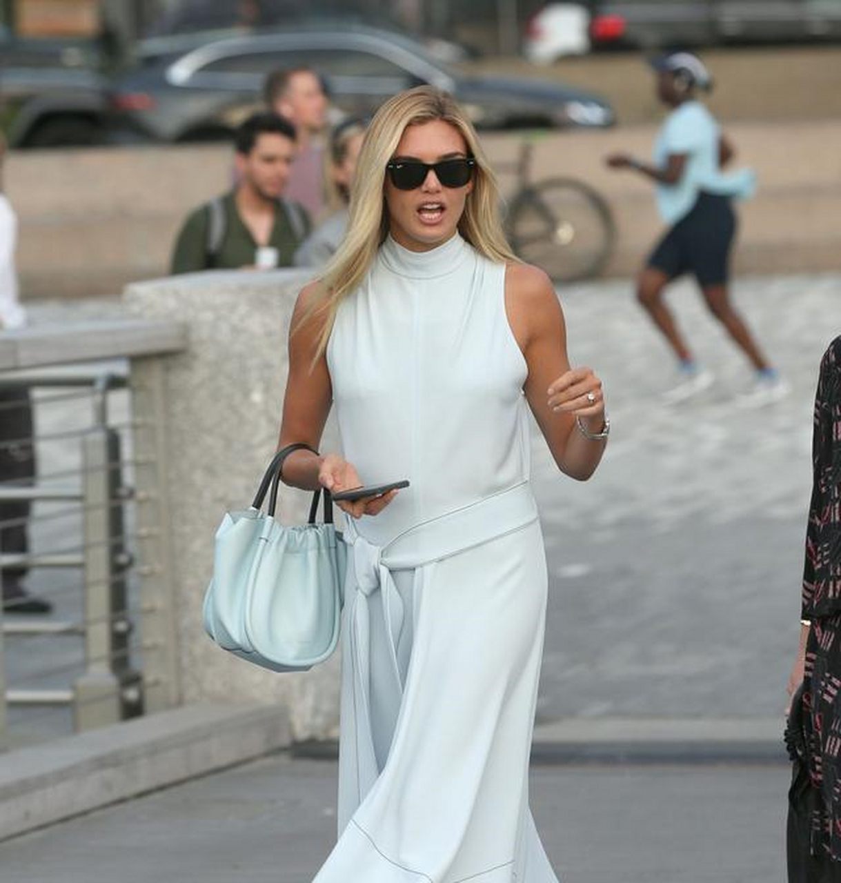 潮街拍汉娜牛仔短裙元气满满,莉莉针织衫针织裤舒适随性