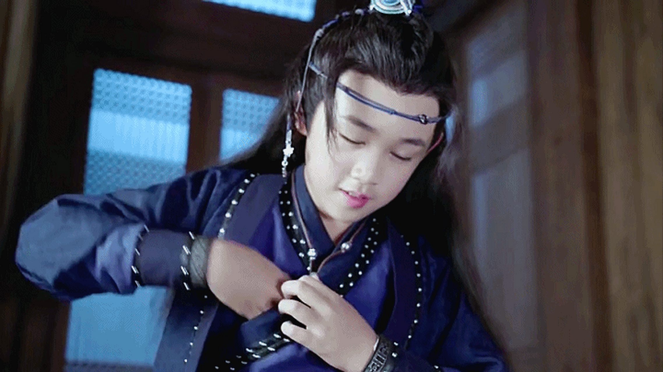 荣梓杉在电影《山河故人》中,彼时尚且年幼的他就用充满故事性的眼神