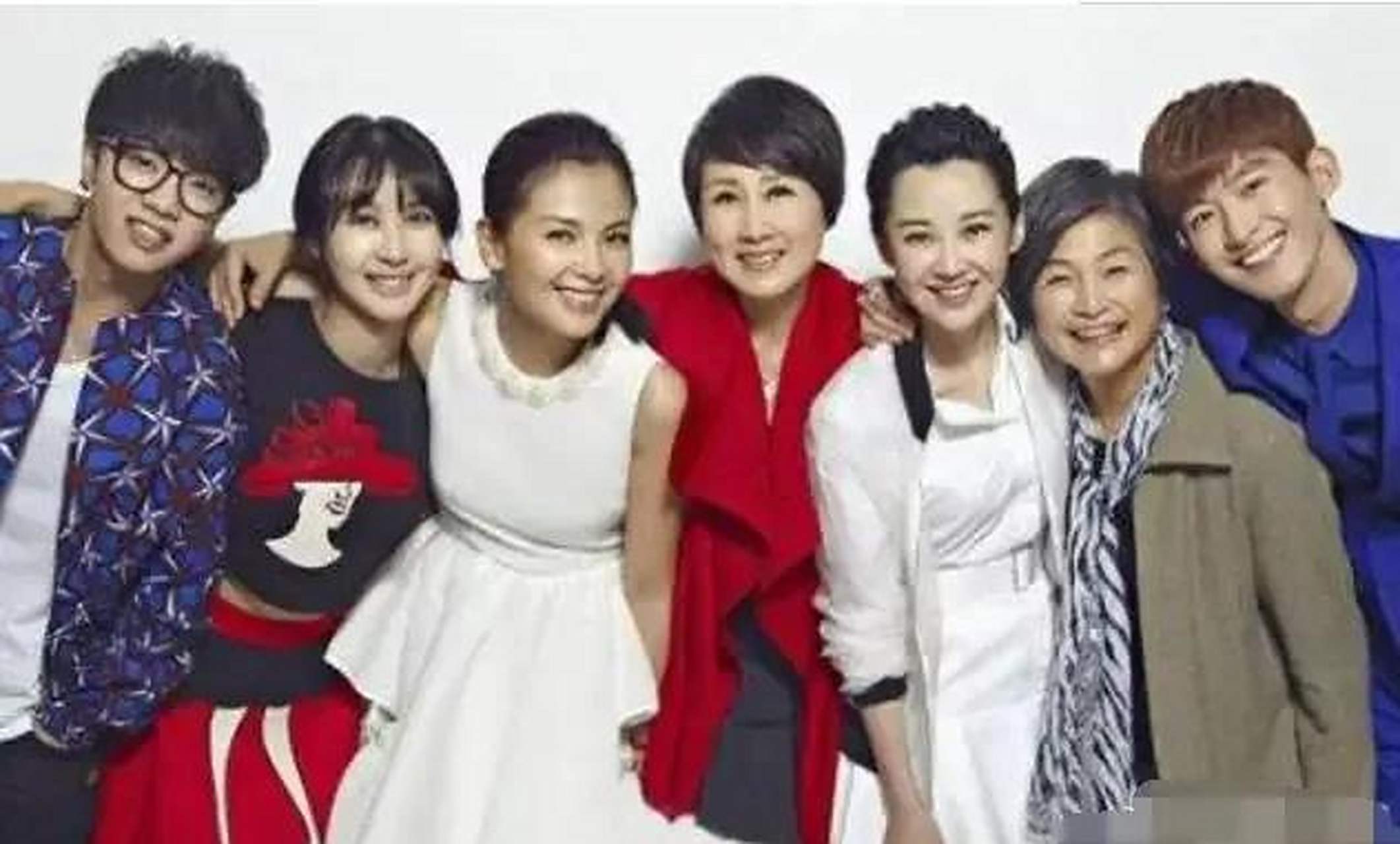 与毛阿敏宁静同框,她两人性格开朗更加显的许晴温柔可人.