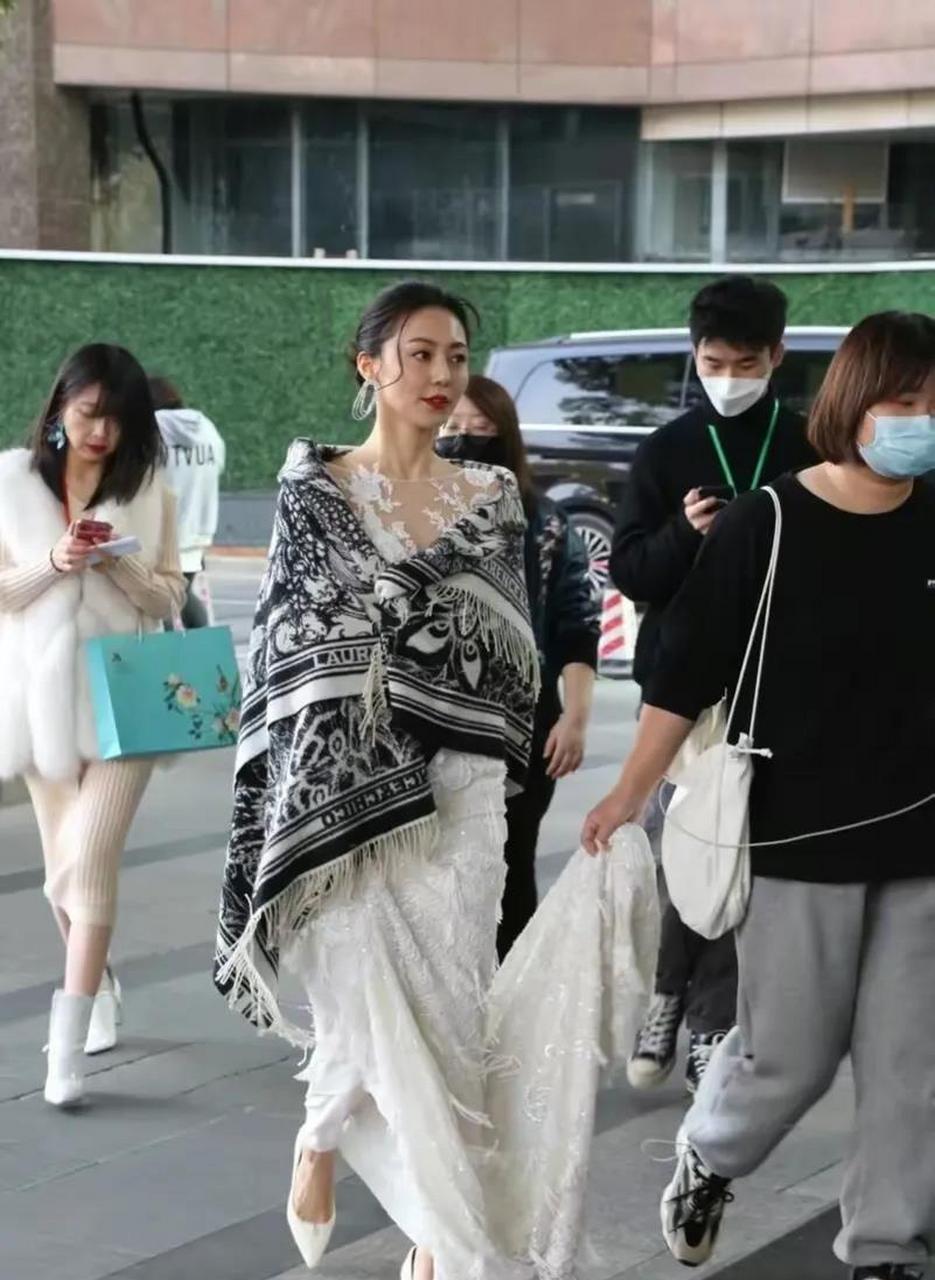 黄梦莹亮相上海某酒店,一袭白色拖地长裙亮相,尽显优雅迷人的的气质.