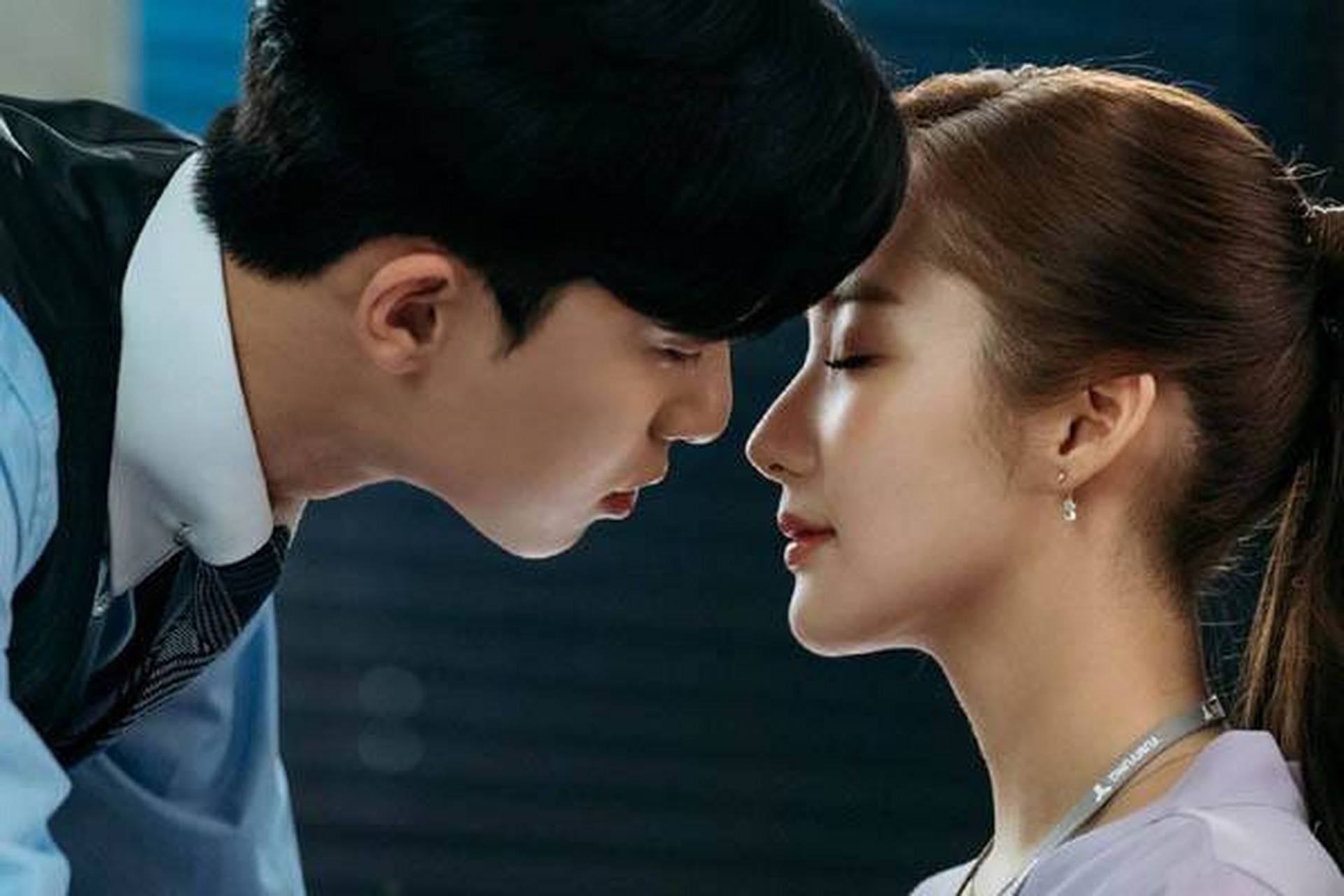 我把玻璃杯狠狠砸在桌子上,孩子哇的一声大哭起来,可我顾不上这些.