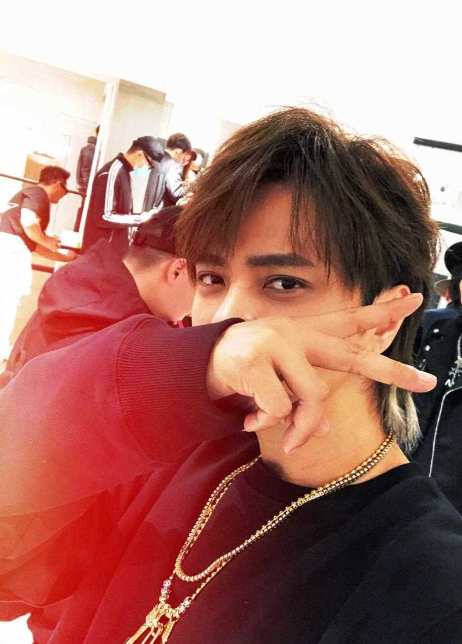 罗志祥在社交网站晒出自拍透露近况,他一身全黑运动装,戴着帽子墨镜