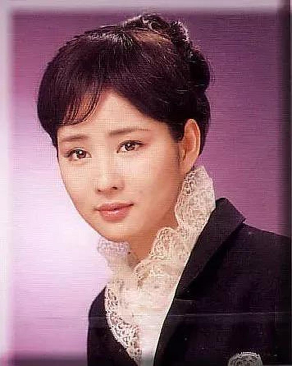 吉永小百合,一位曾经被誉为日本的"国宝级影后",年轻时凭借着古典雅致
