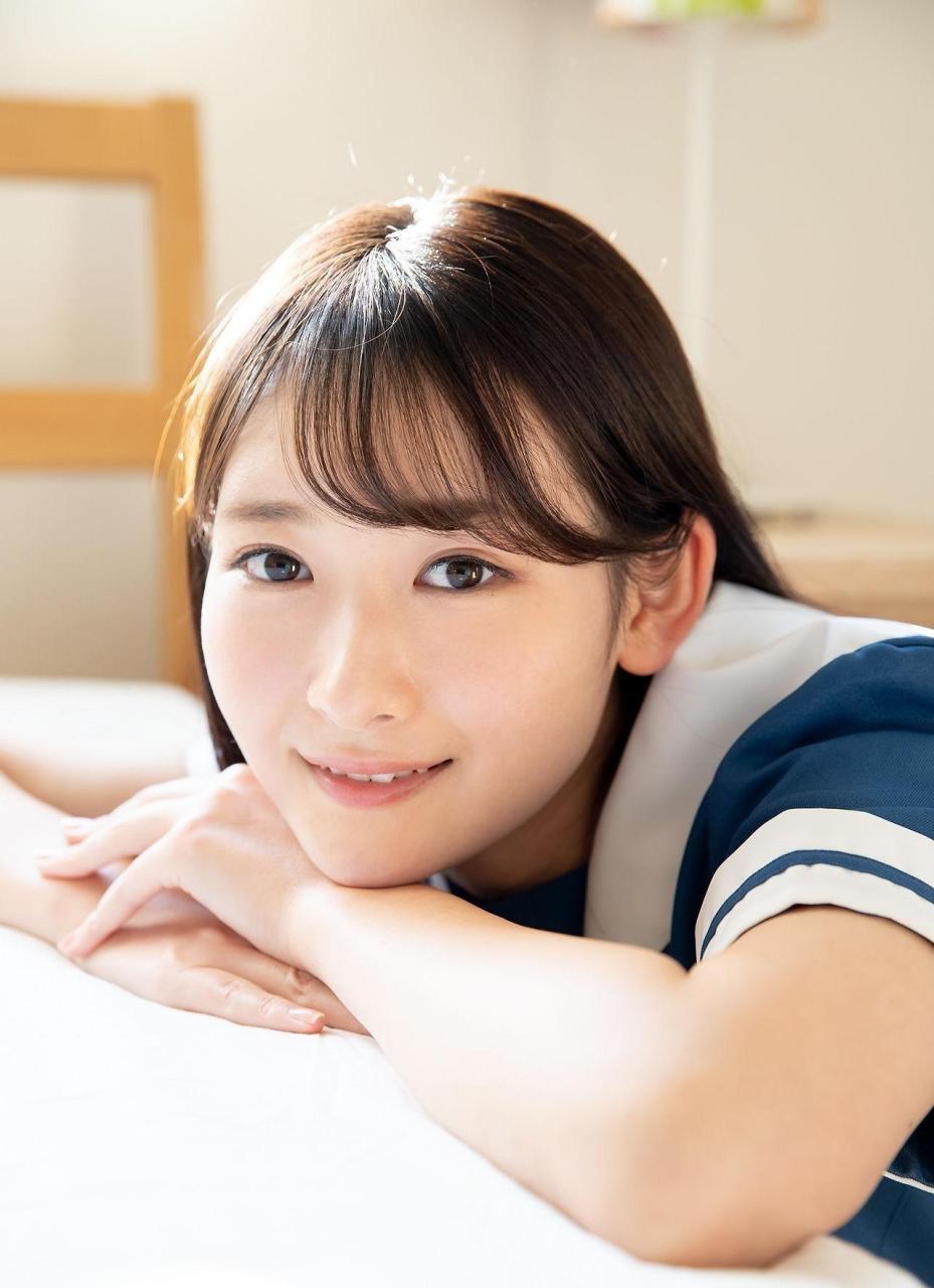 脸蛋肉嘟嘟的日本女生,海军风连衣裙看起来青春满满