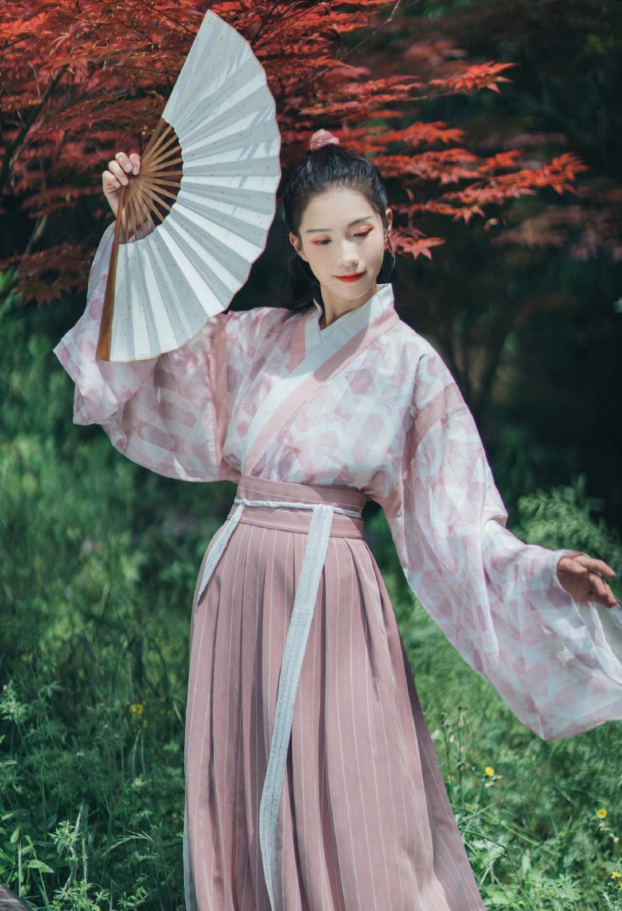 这套交领汉服整体以豆沙粉为主,所以在英气的同时还带着一点点温柔的