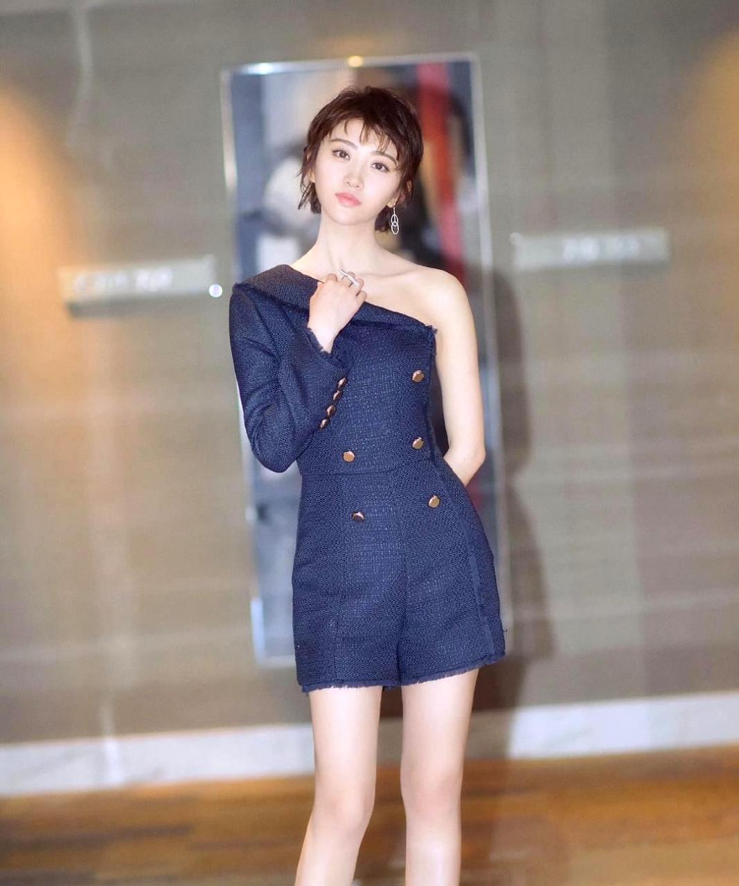 景甜的腿看起来很有力,显得非常健康.