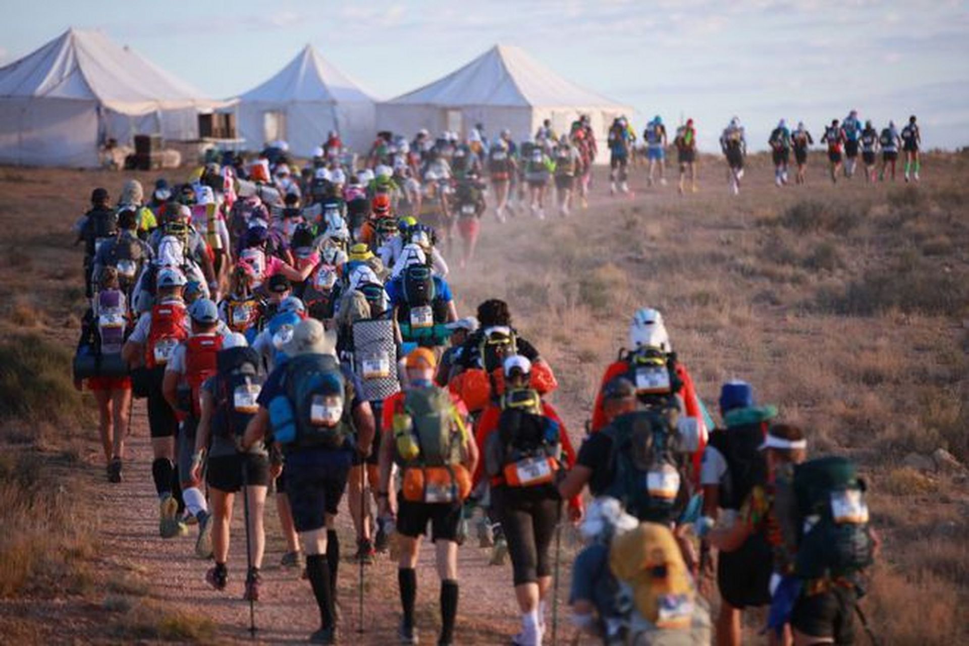 在甘肃白银市黄河石林大景区举行黄河石林山地马拉松百公里越野,比赛
