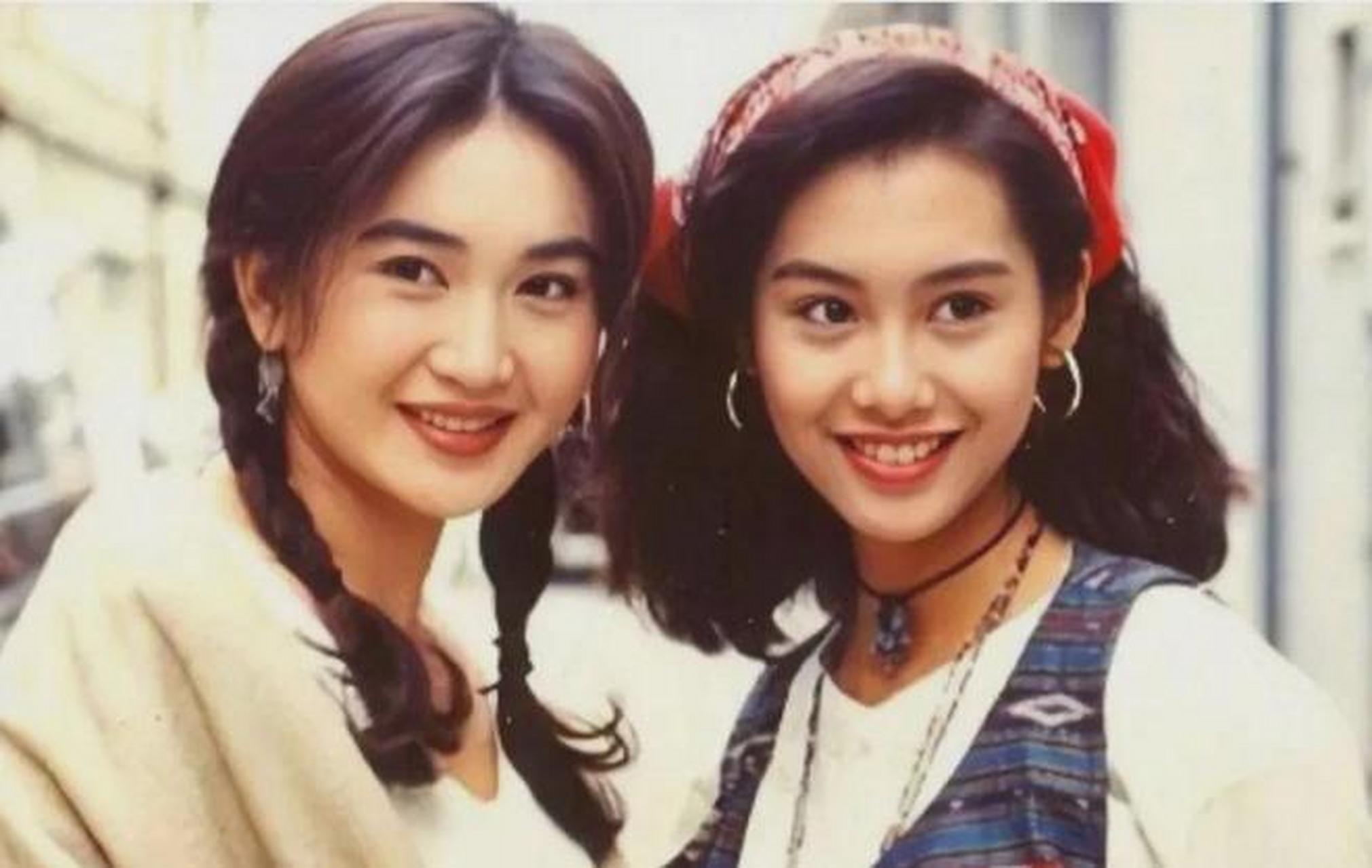 温碧霞温柔大方,一双眼镜中透着含情脉脉的温暖.