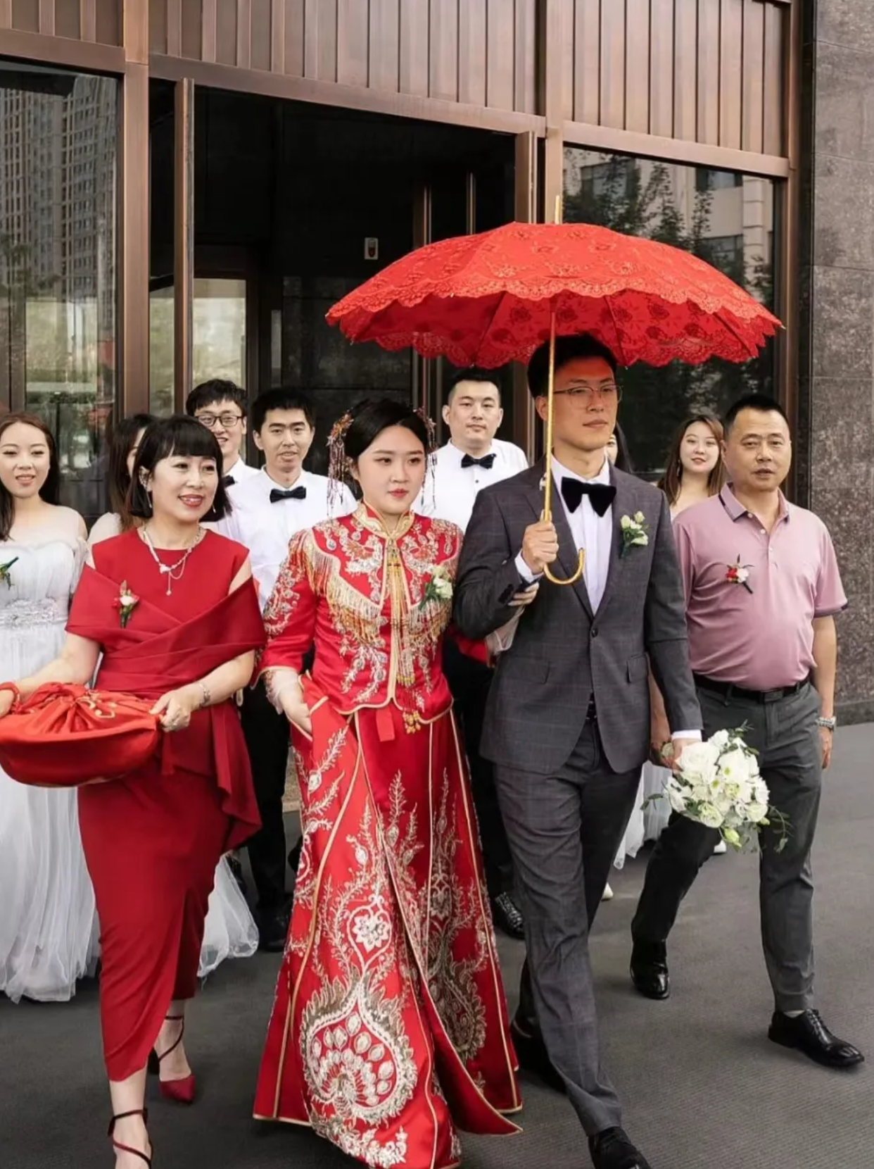 东北亲戚团聚送亲 来自东北的张先生最近带着20多位