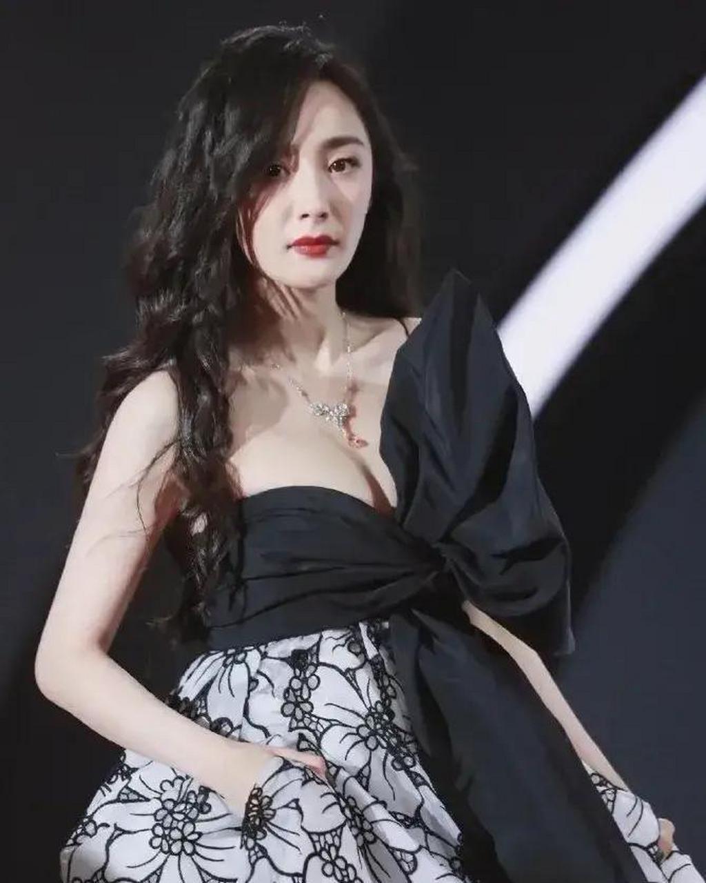 杨幂和李念身材比拼谁更吸引人,都是魔鬼身材绝佳魅力令人羡慕!