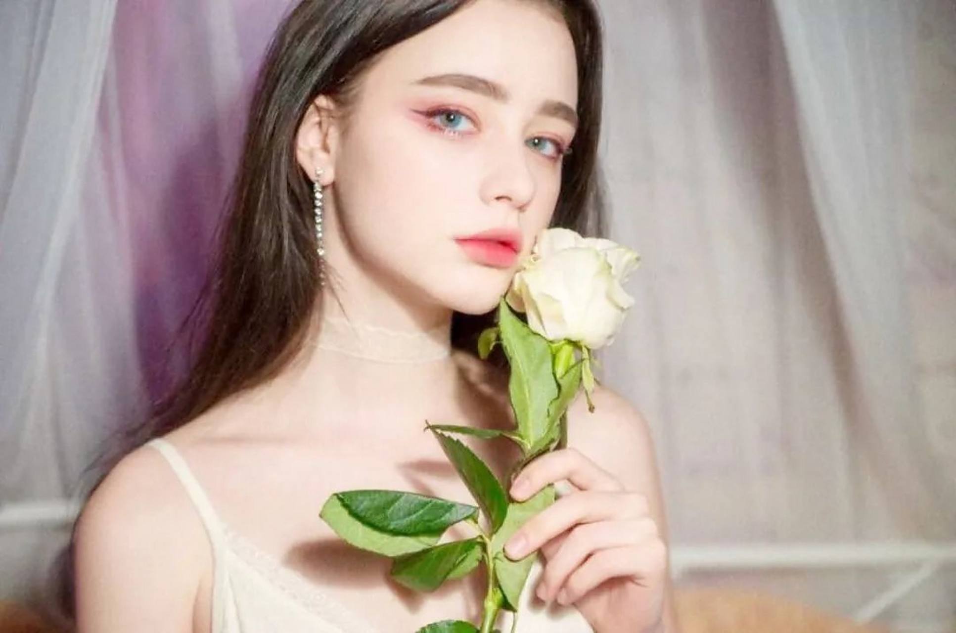 新晋的绝美模特达莎·塔兰(dasha taran),就凭借一张神颜,火遍全球