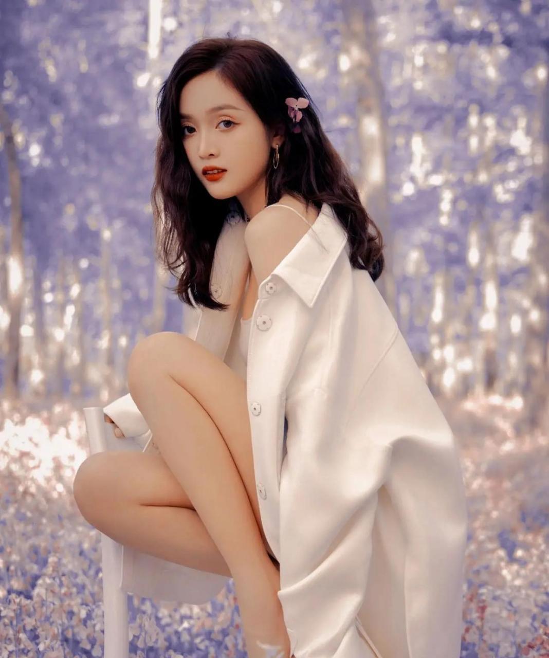 吴宣仪真够美,穿吊带裙还有"凹凸"的身材,好身材惹人羡慕.