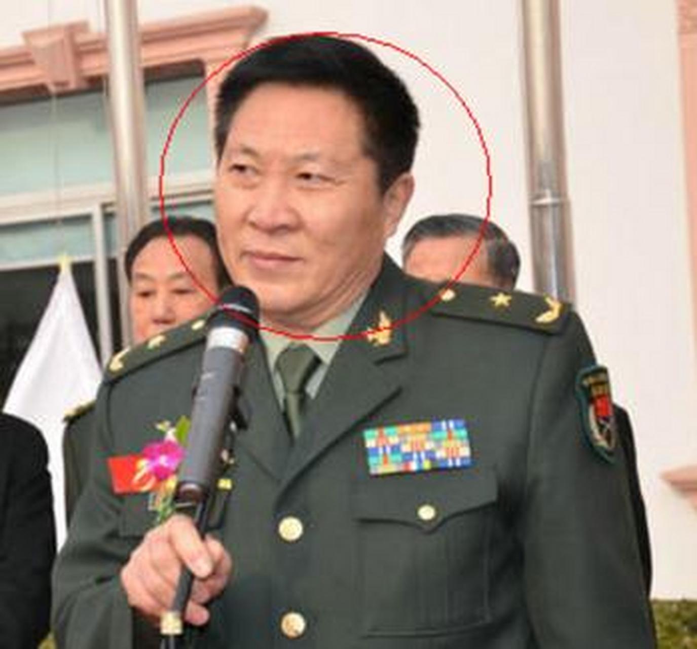 "我是中国人民解放军陆军少将!你们谁敢抓我!