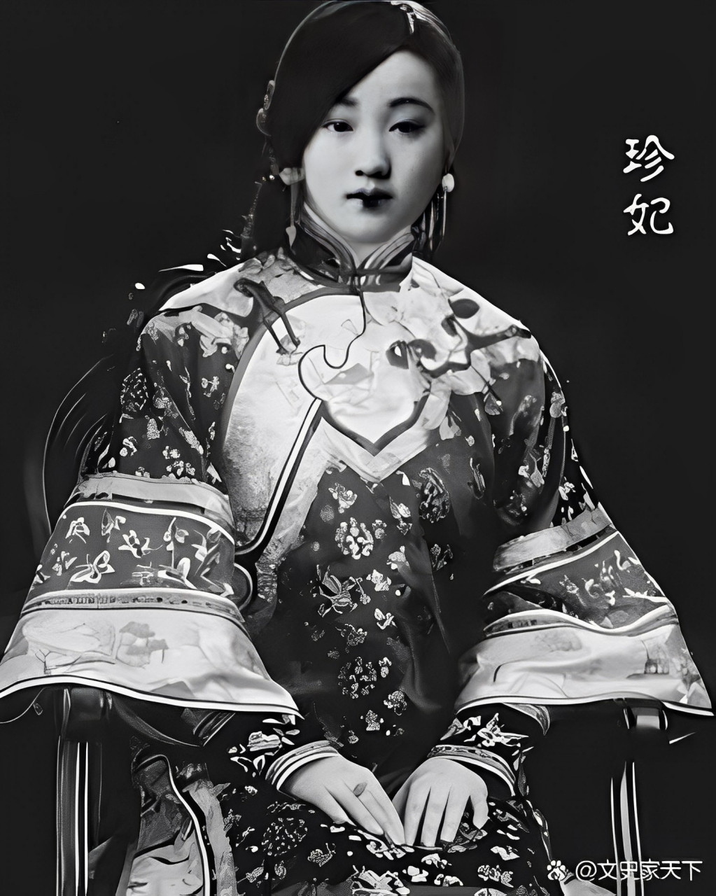 这是一张温柔多情的清朝女子珍妃的照片她是光绪皇帝的妃子 13岁入