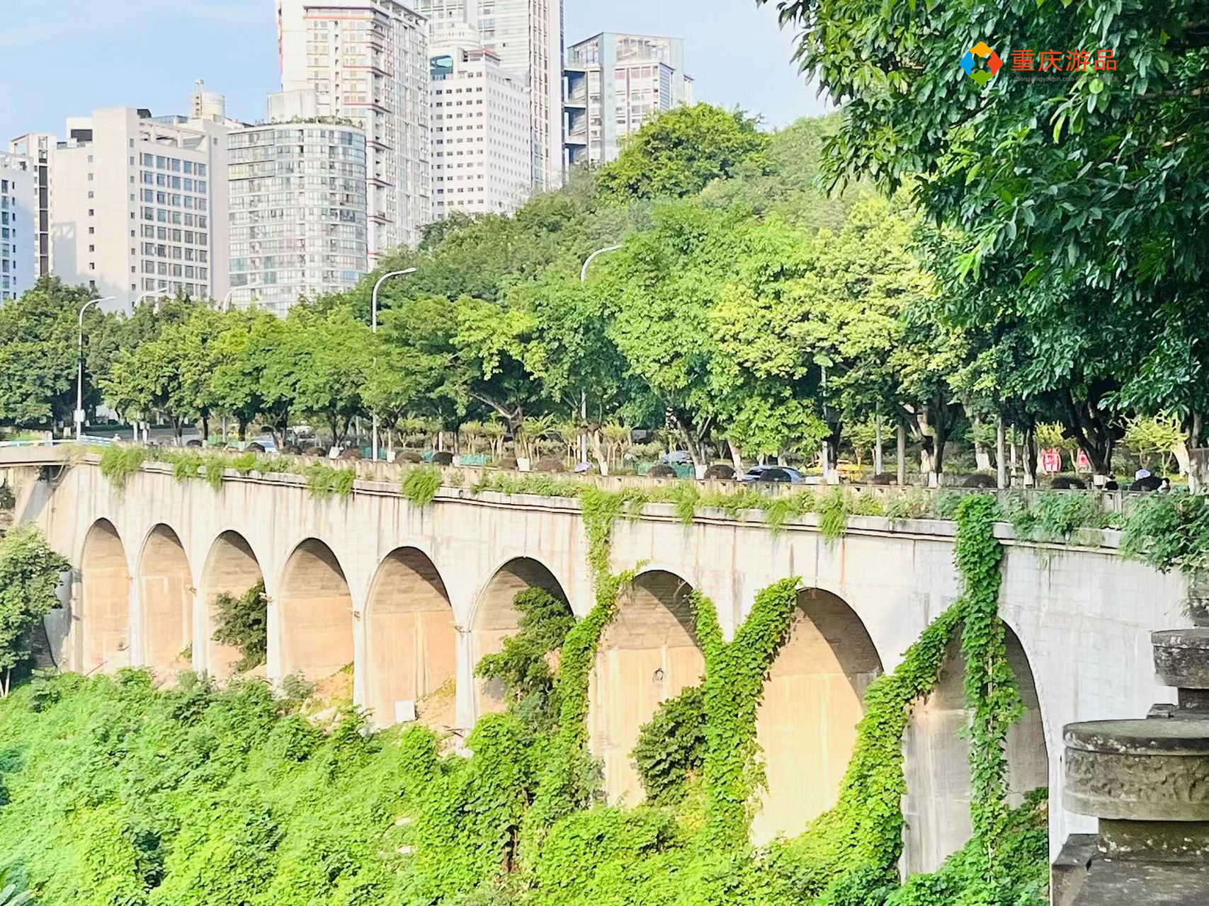 连接了重庆两路口和鹅岭的道路中间,有一座七孔桥,因为这座桥是一座