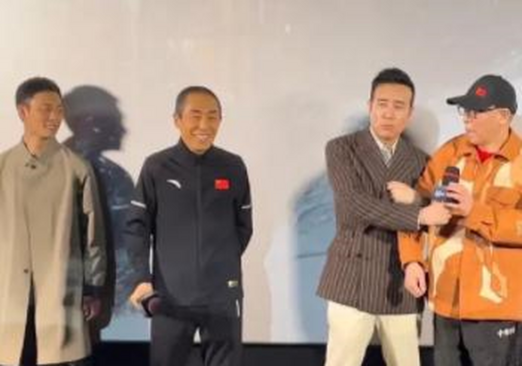 71岁张艺谋罕见穿安踏出席发布会!