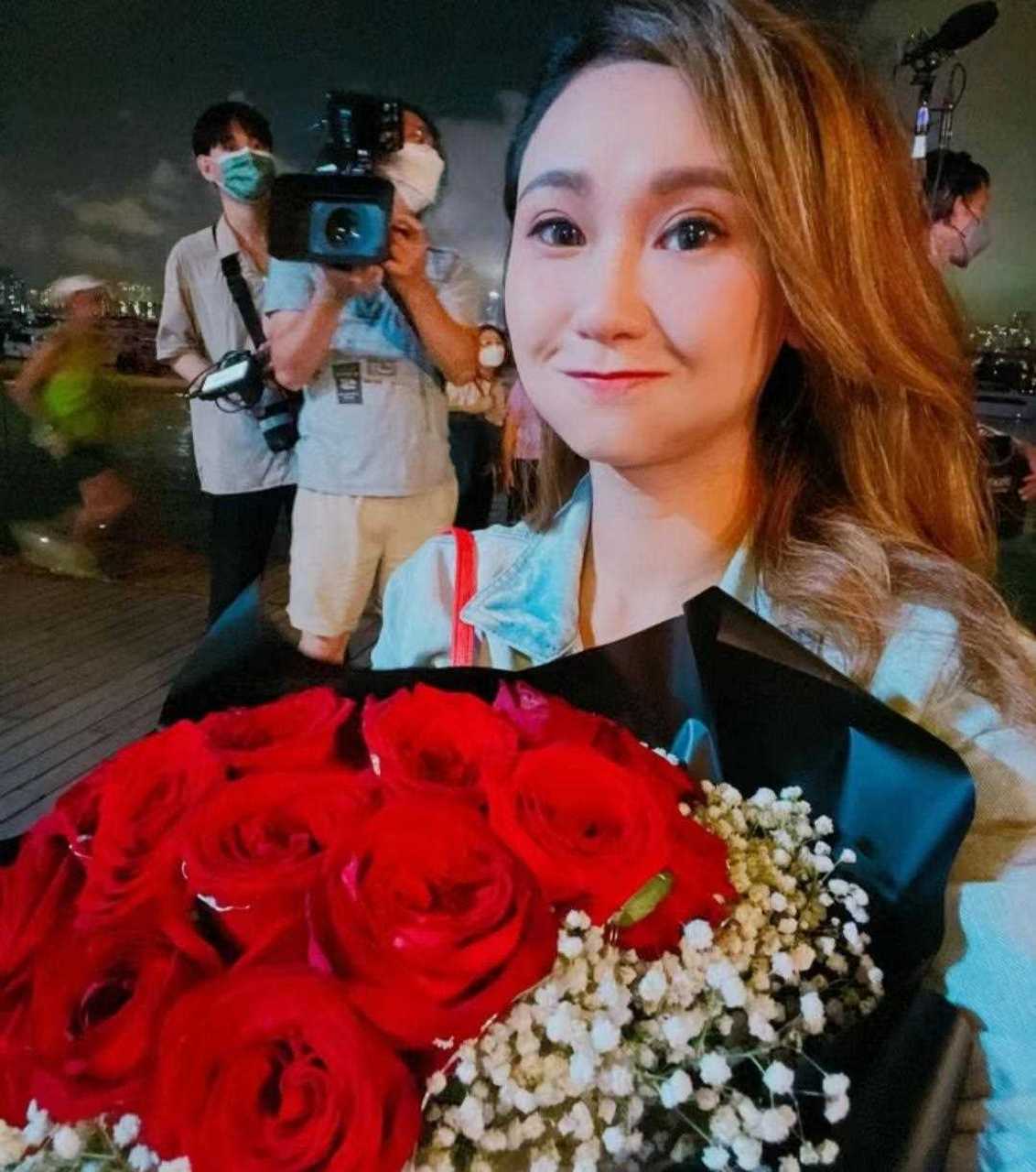 不过对此,练乐仪就表示是美丽的误会,她澄清花是剧组的道具