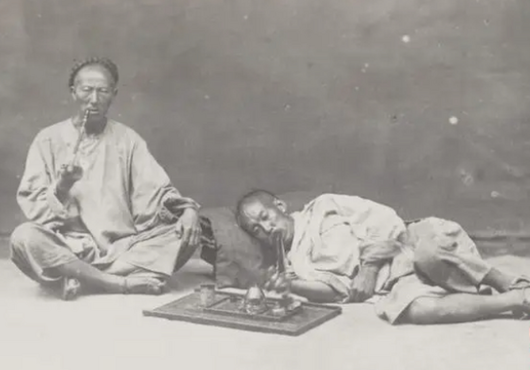 道光年间,鸦片成为清朝面临的严重问题,朝廷一直采取厉行禁止的态度