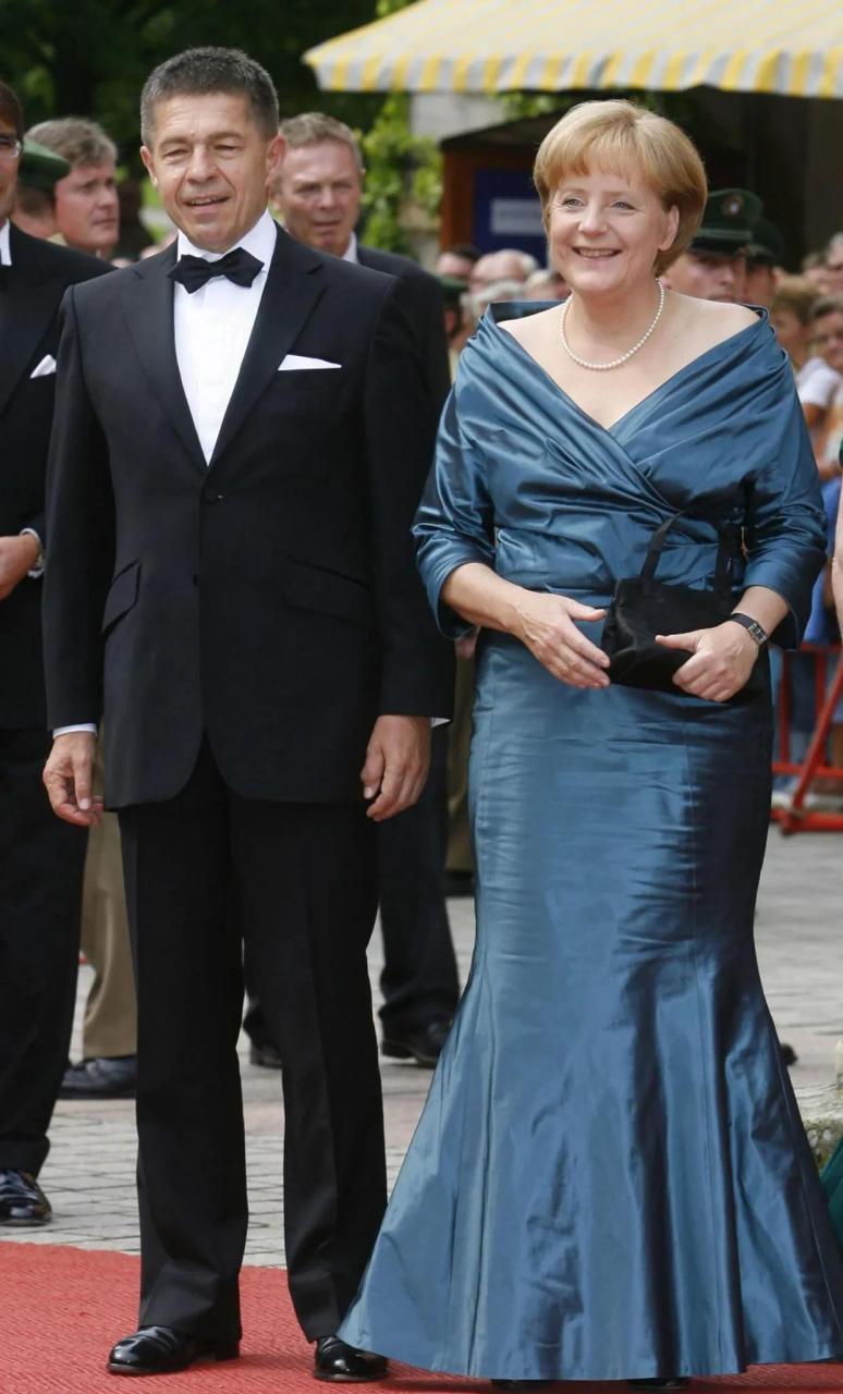 左边是德国总理默克尔的丈夫约阿希姆·绍尔,今天第一次看到,一直以为