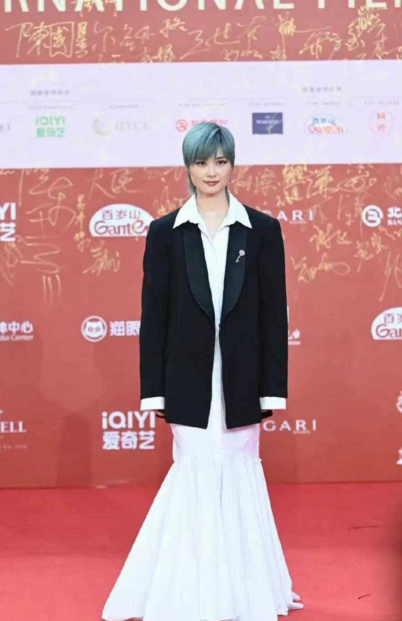 李宇参加北京国际电影节开幕的红毯造型,一身白色长裙叠搭黑色西装,再