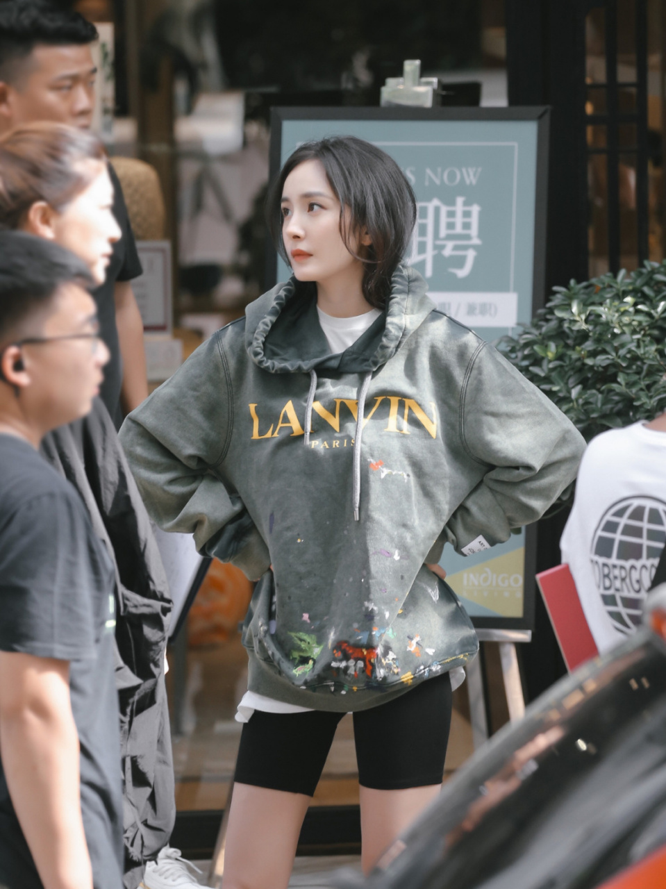 白到发光的美腿太赞 杨幂20210527下班私服穿搭 墨绿色涂鸦卫衣搭配