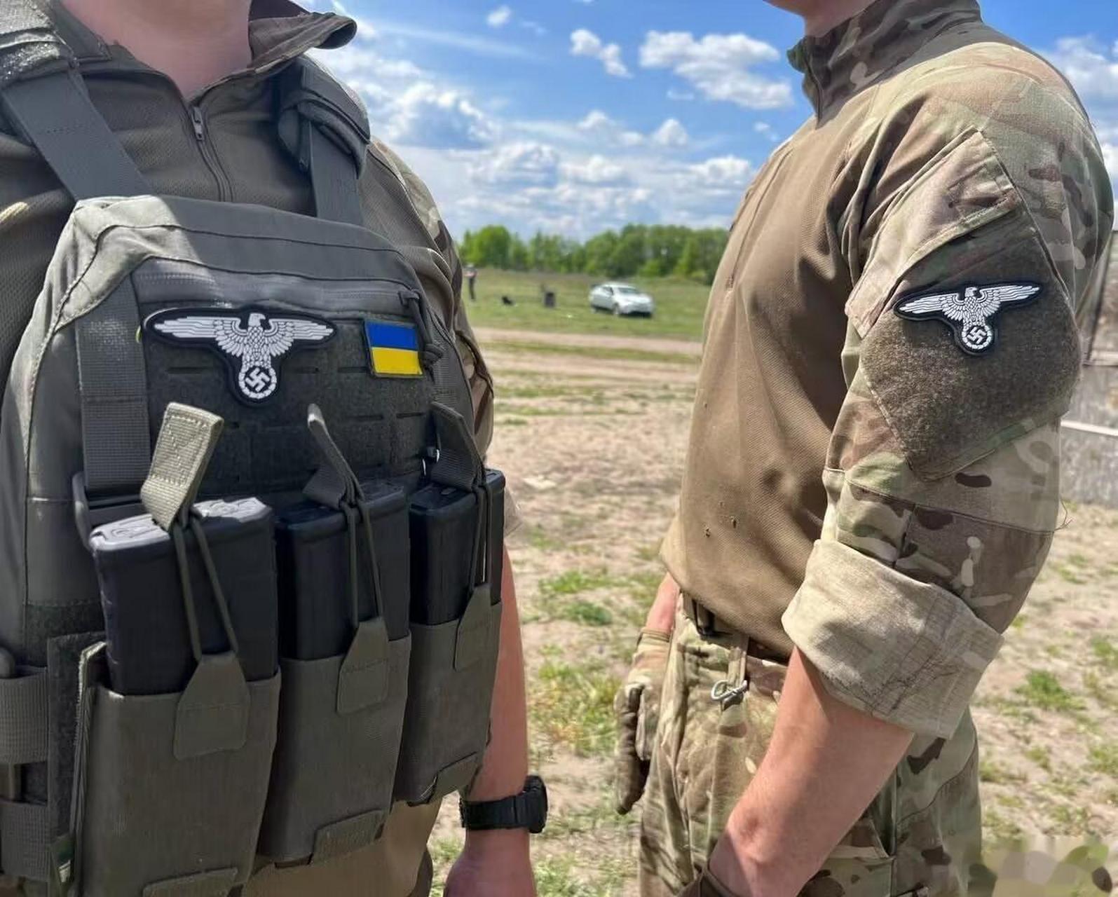 乌克兰武装人员身上的鹰纳粹标志.