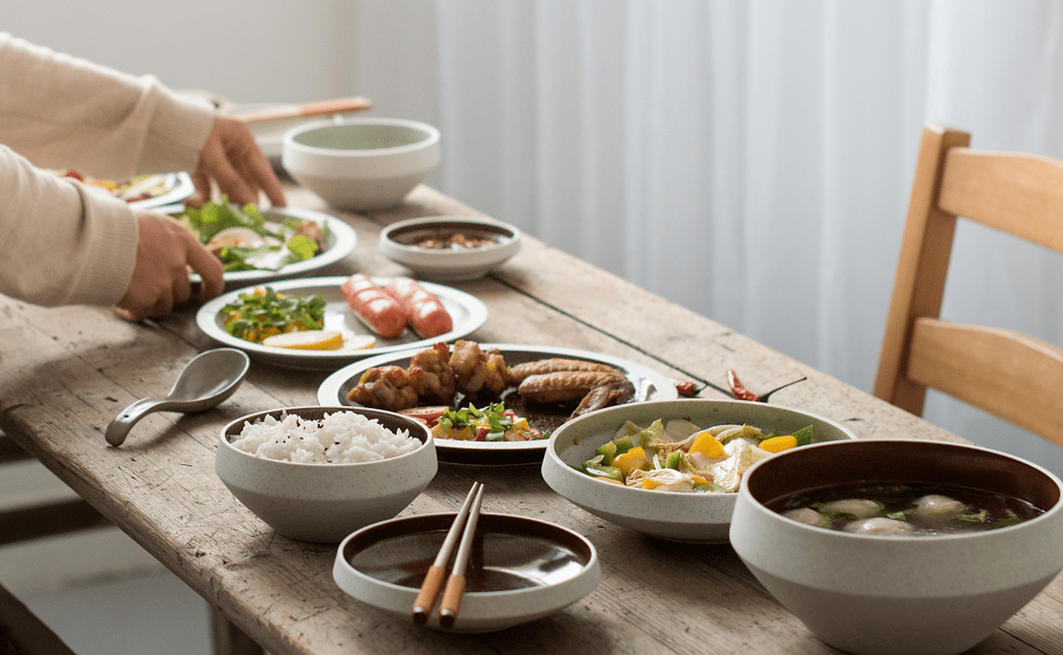 准则六:规律进餐,足量饮水】 规律进餐是实现合理膳食的前提,良好的