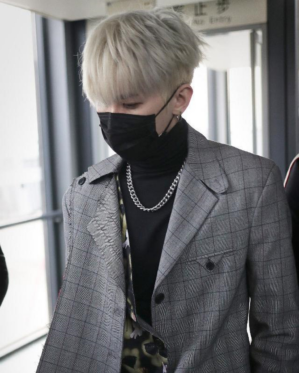 蔡徐坤新发色太帅了!银白发色十分抓眼,像从漫画里走出来的人物