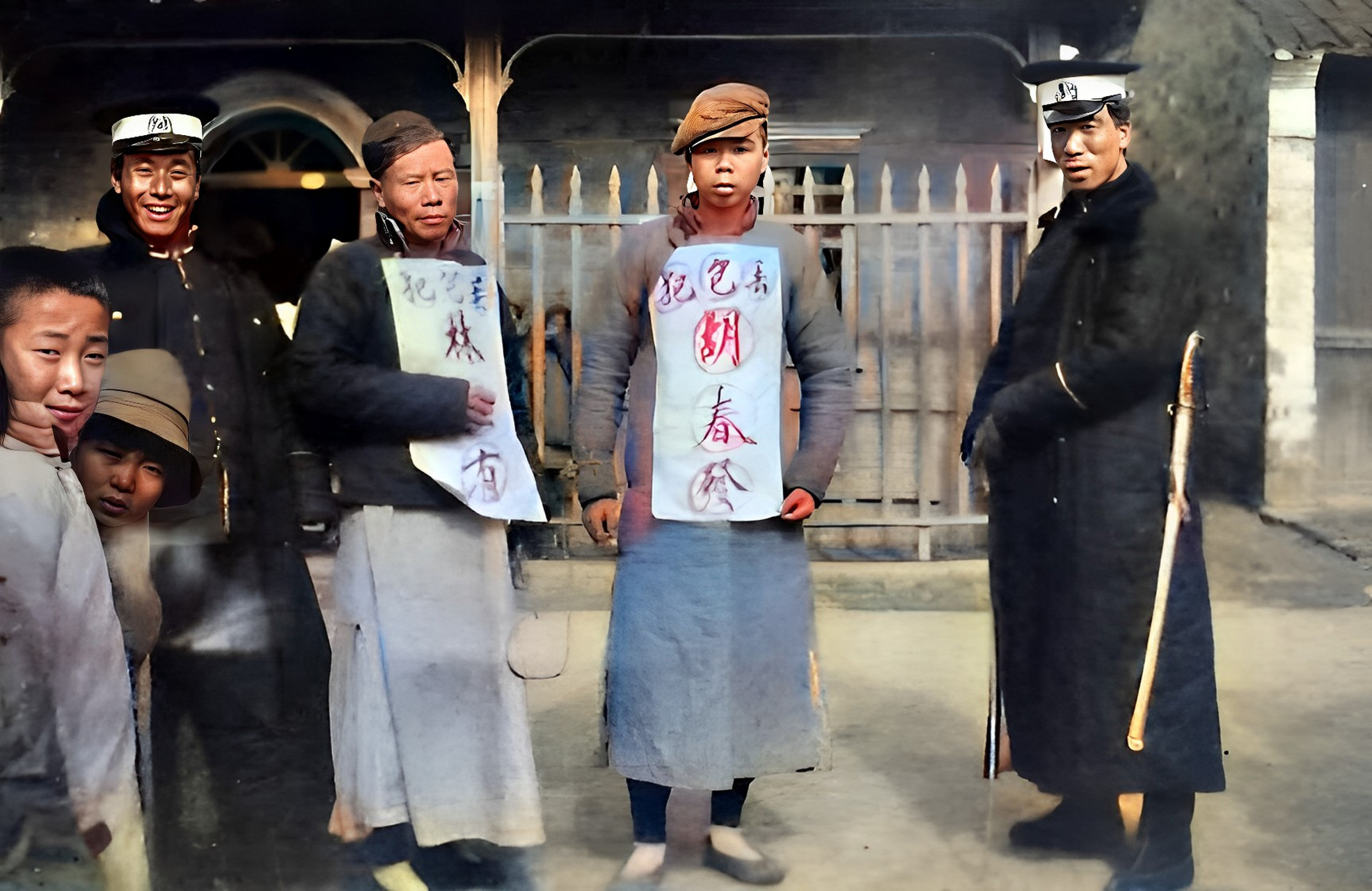 民国初年,南京,两名警察逮捕了两名罪犯,并将罪犯的名字和罪行贴在