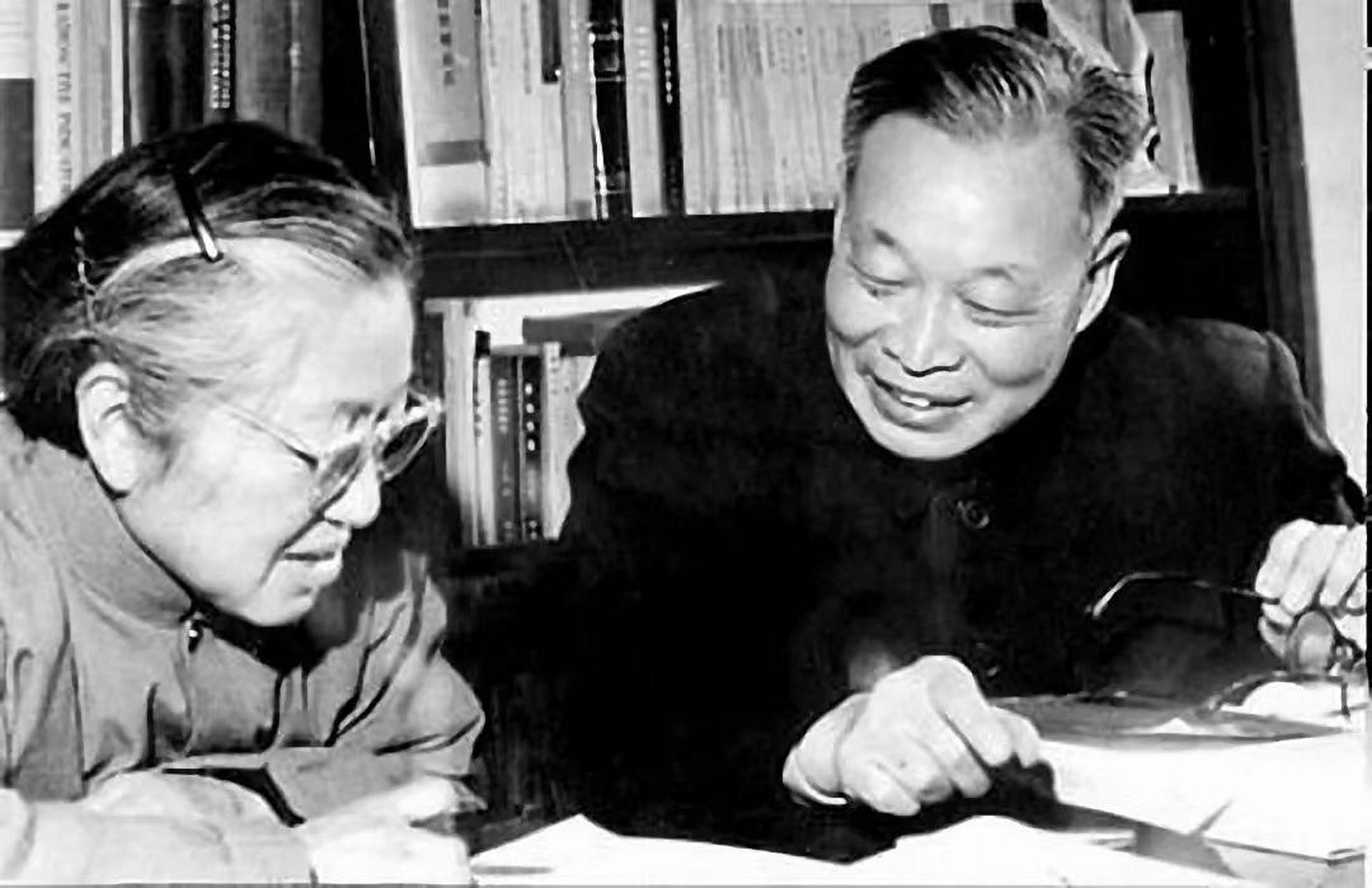 1928年的一天,文学大师钱玄同得知儿子的同学给儿子起外号,不怒反笑的