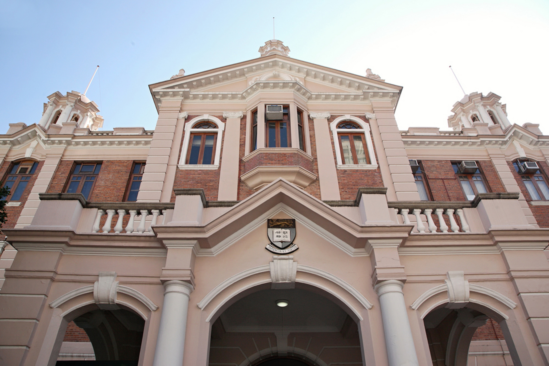 香港大学(the university of hong kong,缩写:hku),简称港大,是香港的