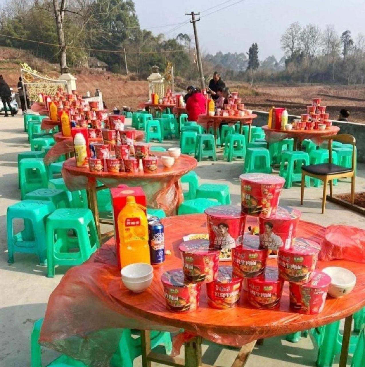 网友:这是把宾客当自家人的吃席方法,直接上泡面