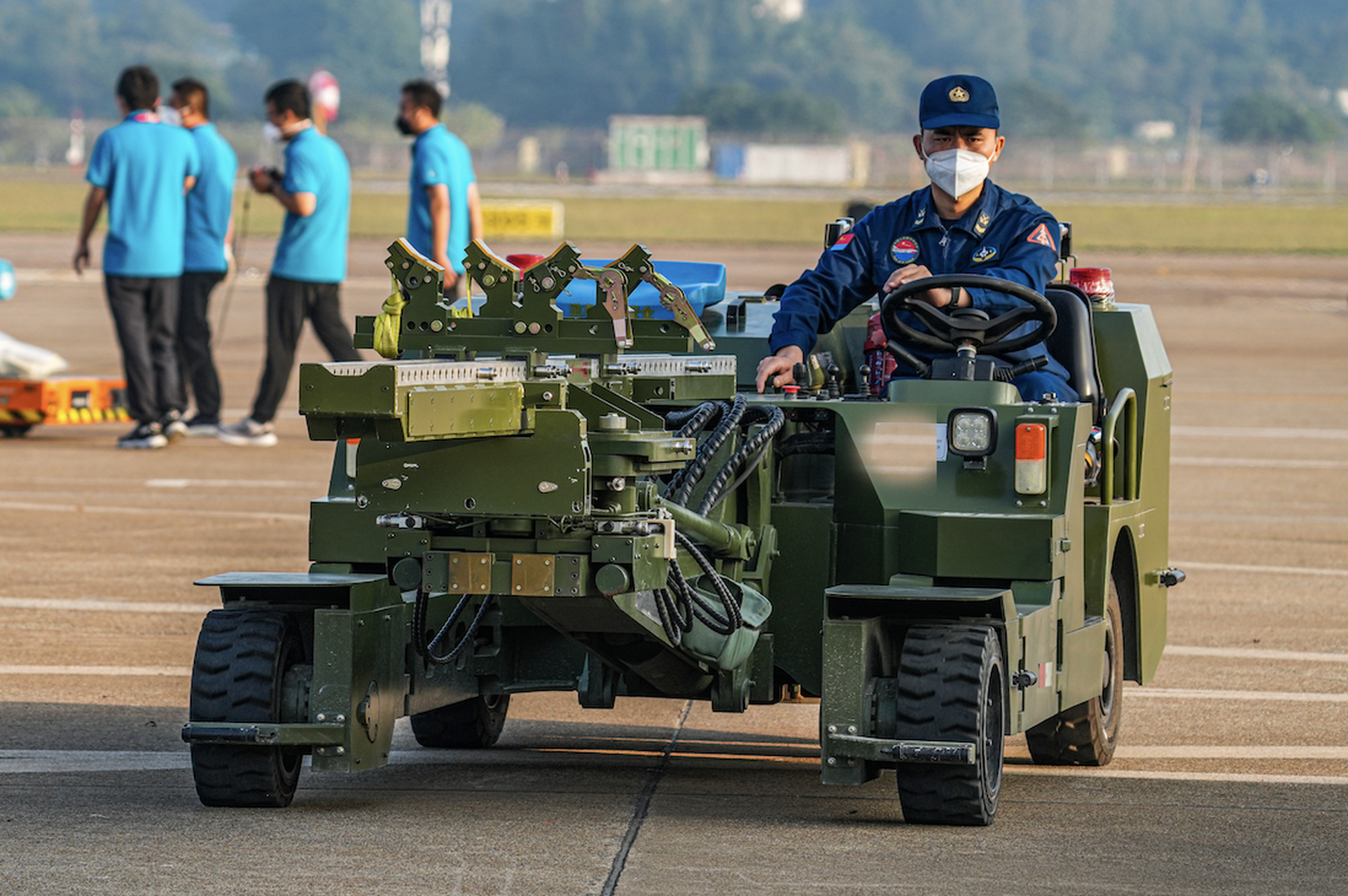 我国空军战斗机部队配装的弹药顶挂车,图2是我国空军轰炸机部队配装的