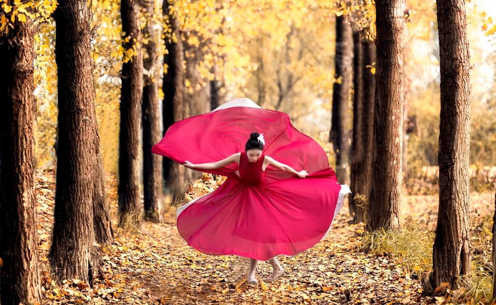 红裙翩翩起舞,点燃心灵的火焰.