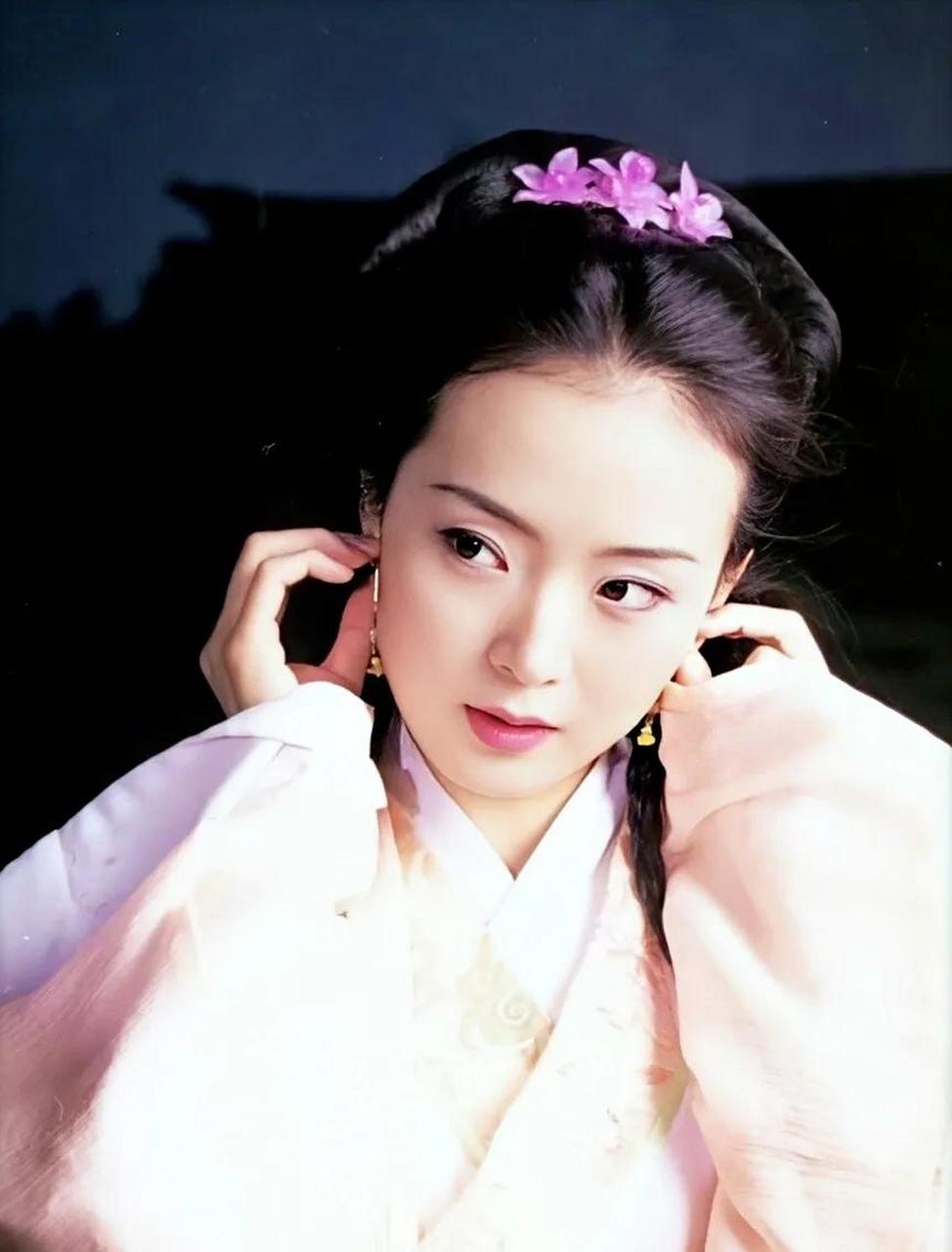 无敌县令这部老剧,我没看过,但里面也是美女如云,有人说方圆演的白荷