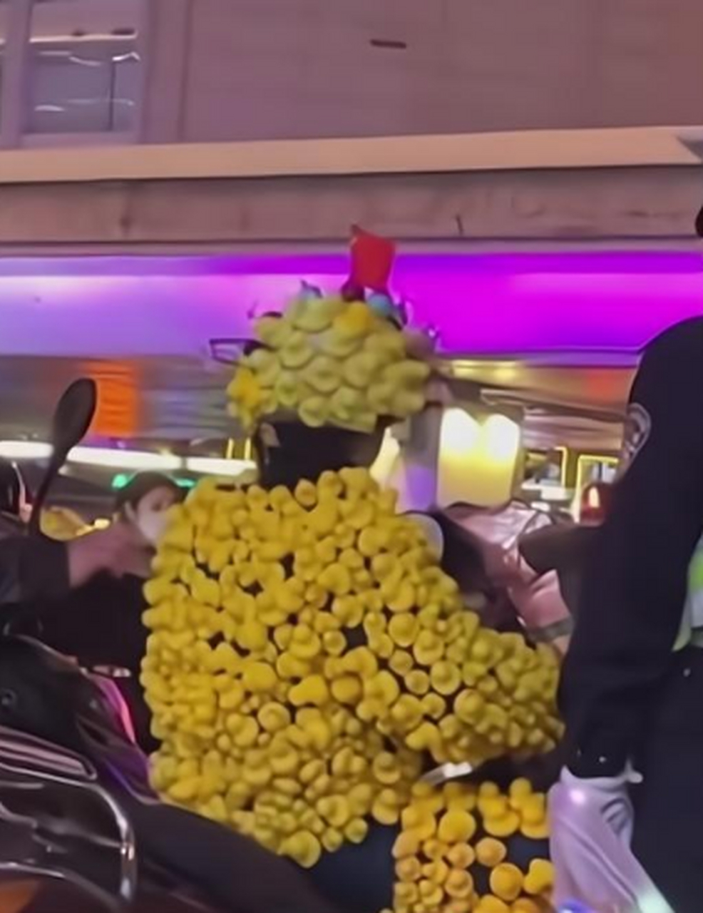 这外卖小哥是身上长满了蘑菇?可以吃吗?