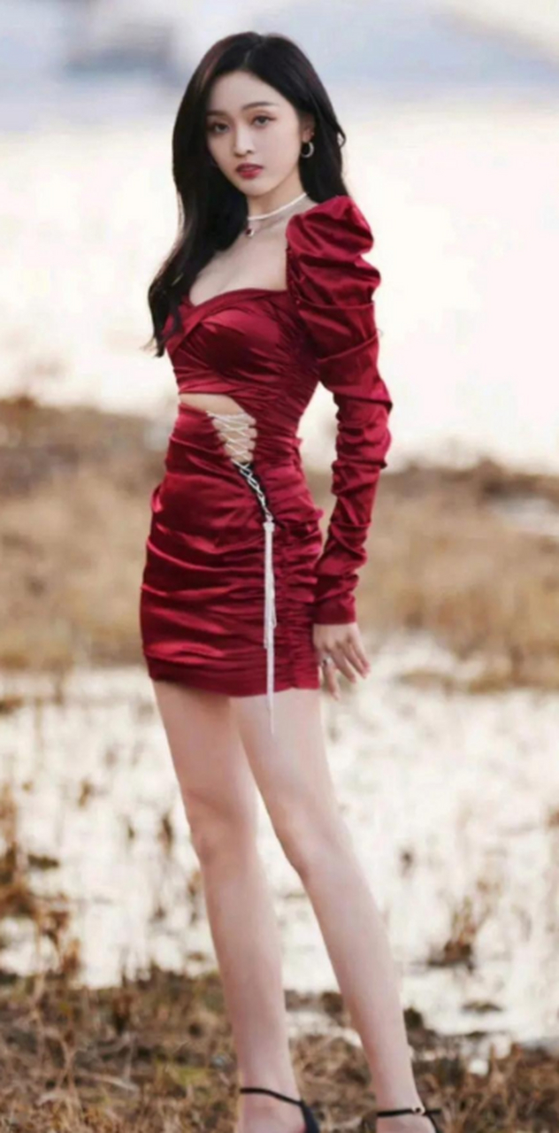 吴宣仪# 吴宣仪一袭红裙,秀美腿!