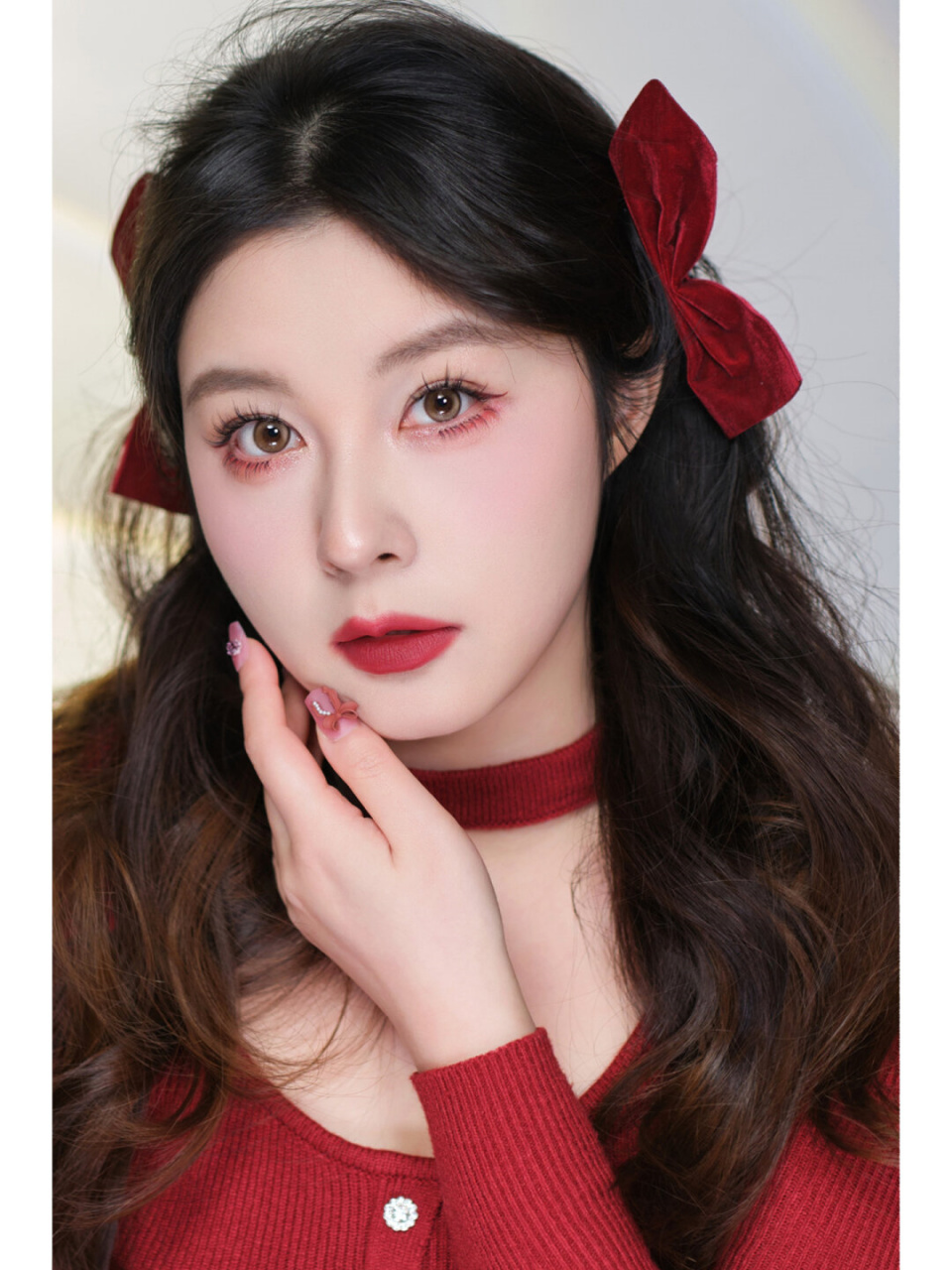 快来学习这个可爱的兔系妆容,展现你的甜美和活力吧!