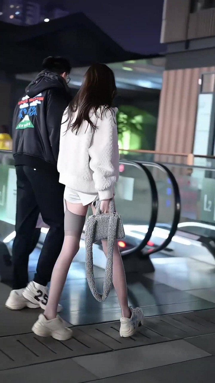 街拍美女,小姐姐这丝袜的穿搭,是我见过最性感的