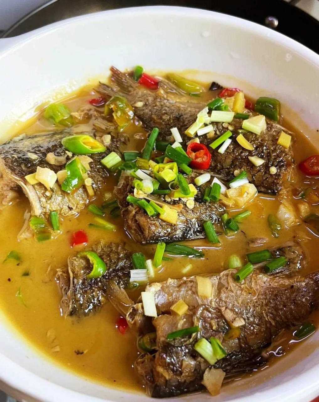 附做法 一定要试试这道带着汤汁的红烧小鲫鱼,好鲜好香,鱼肉细嫩鲜美