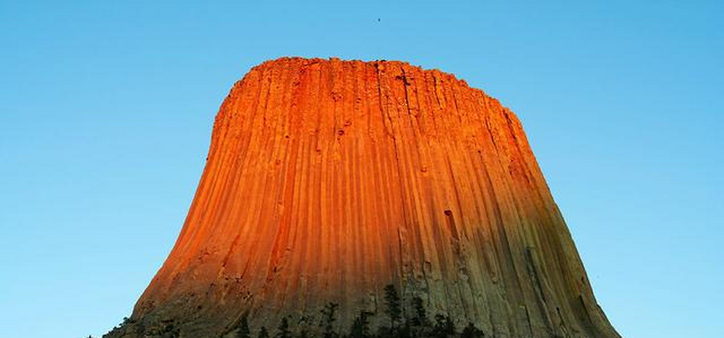 这座世界上最难爬的山就是位于美国的魔鬼塔.