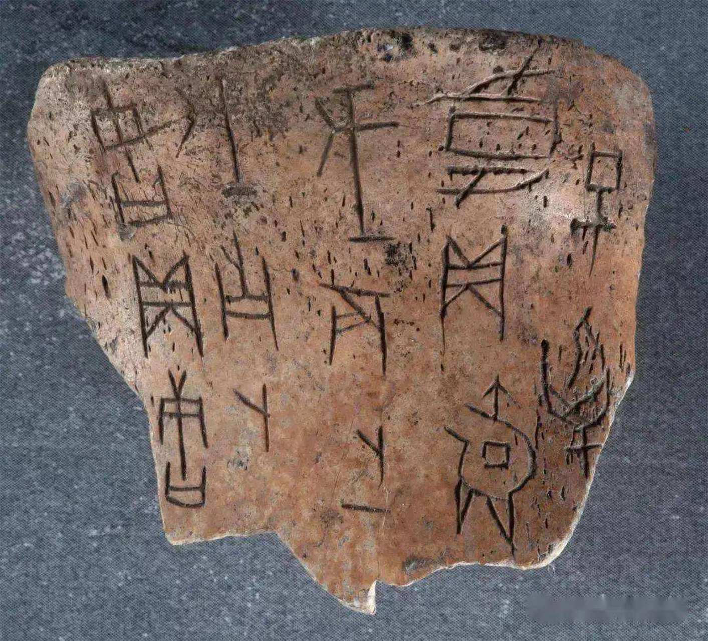 1899年,北京国子监祭酒王懿荣身患疟疾,让人去药店买药.