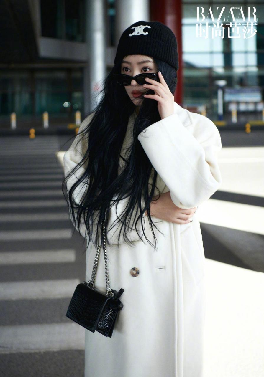 张天爱机场街拍,简约随性的黑白造型,白色大衣配白t和阔腿裤,再搭针织