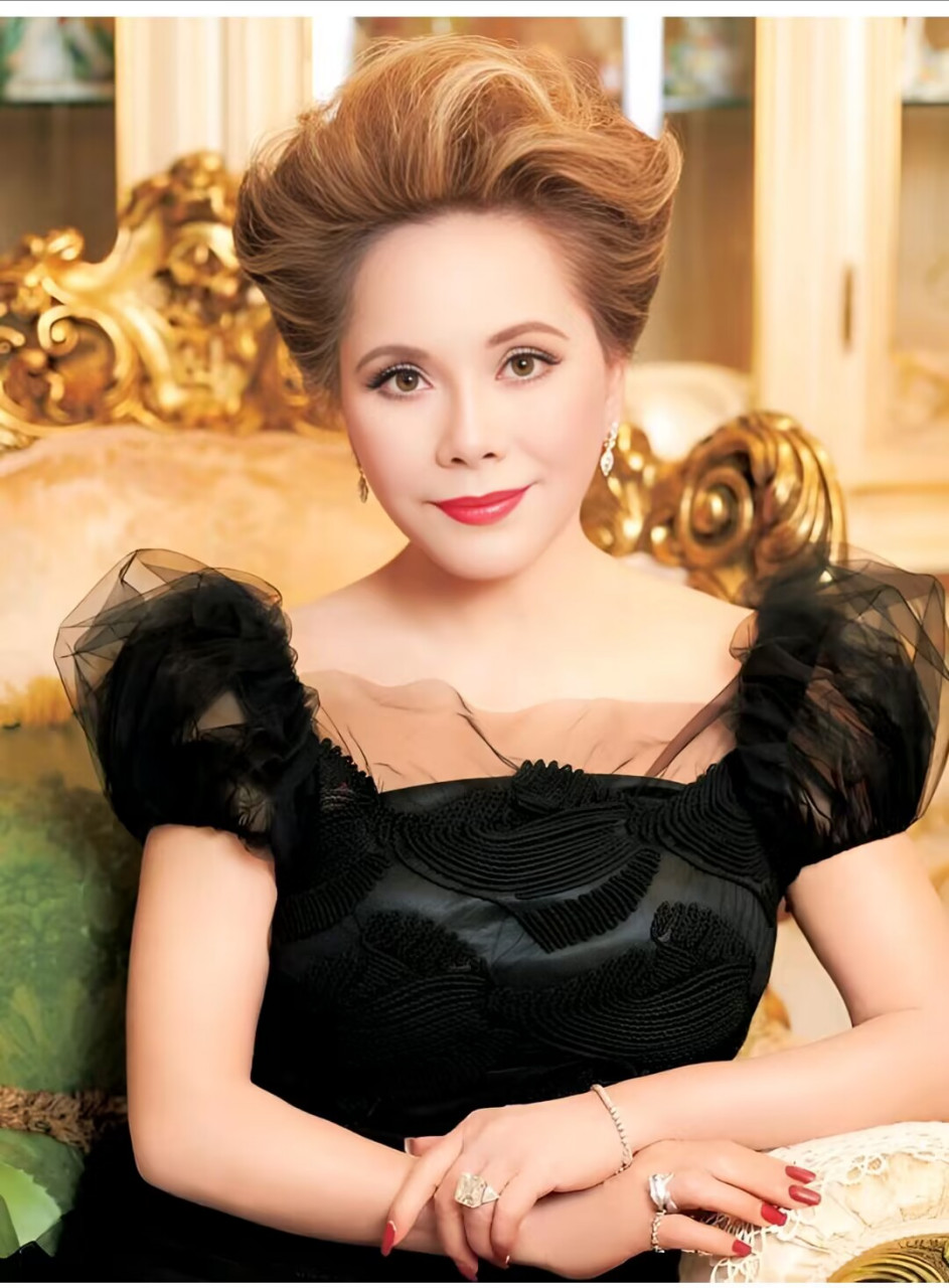 画面中这个漂亮的日本女孩叫七保子,她是印尼总统苏加诺的第四任夫人.