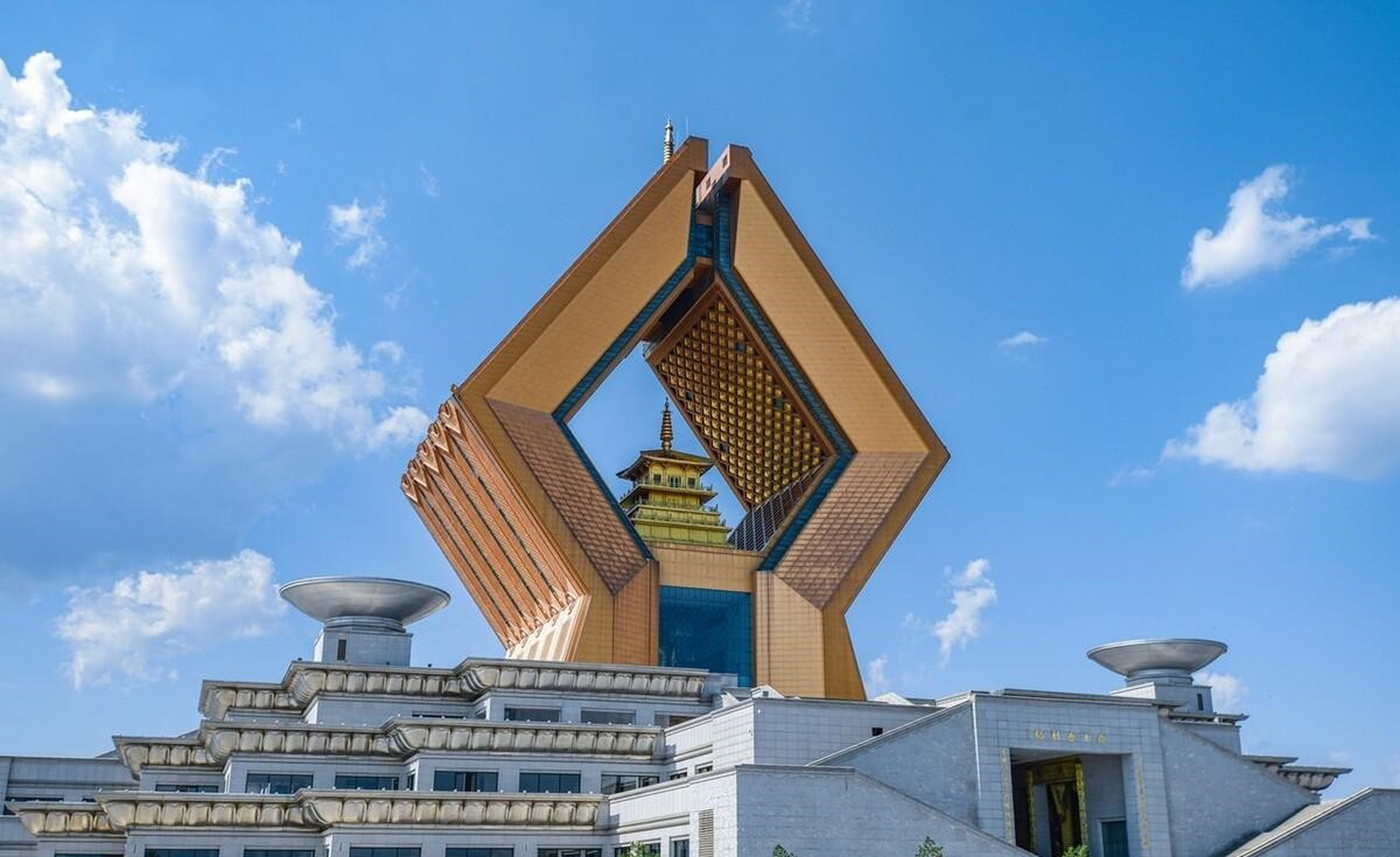 年轻人的第一柱香#宝鸡-法门寺 法门寺的建筑看起来十分现代,甚趾和