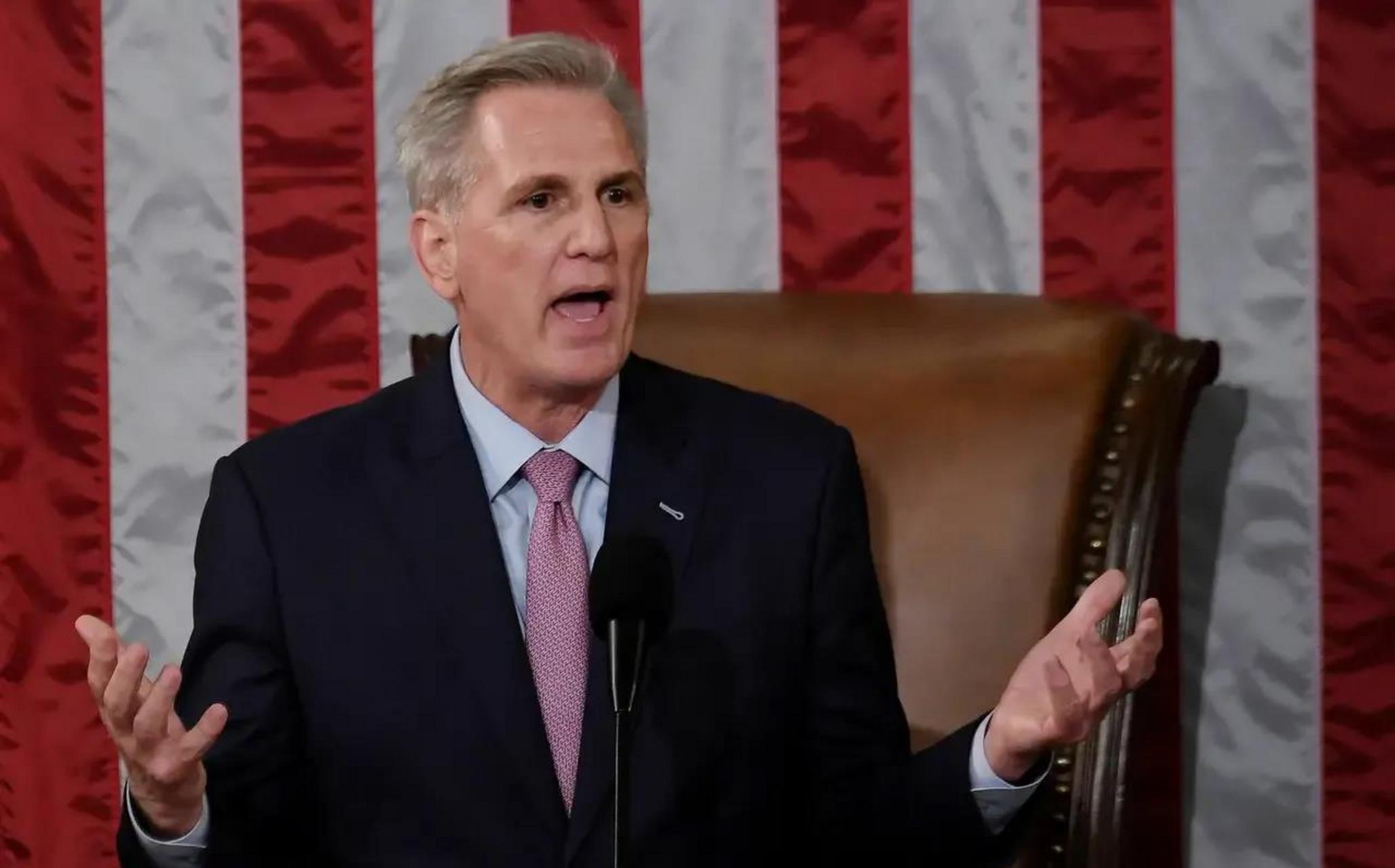 美国众议院议长麦卡锡两手一摊,无奈的表示:"我们麻烦大了,我们现在