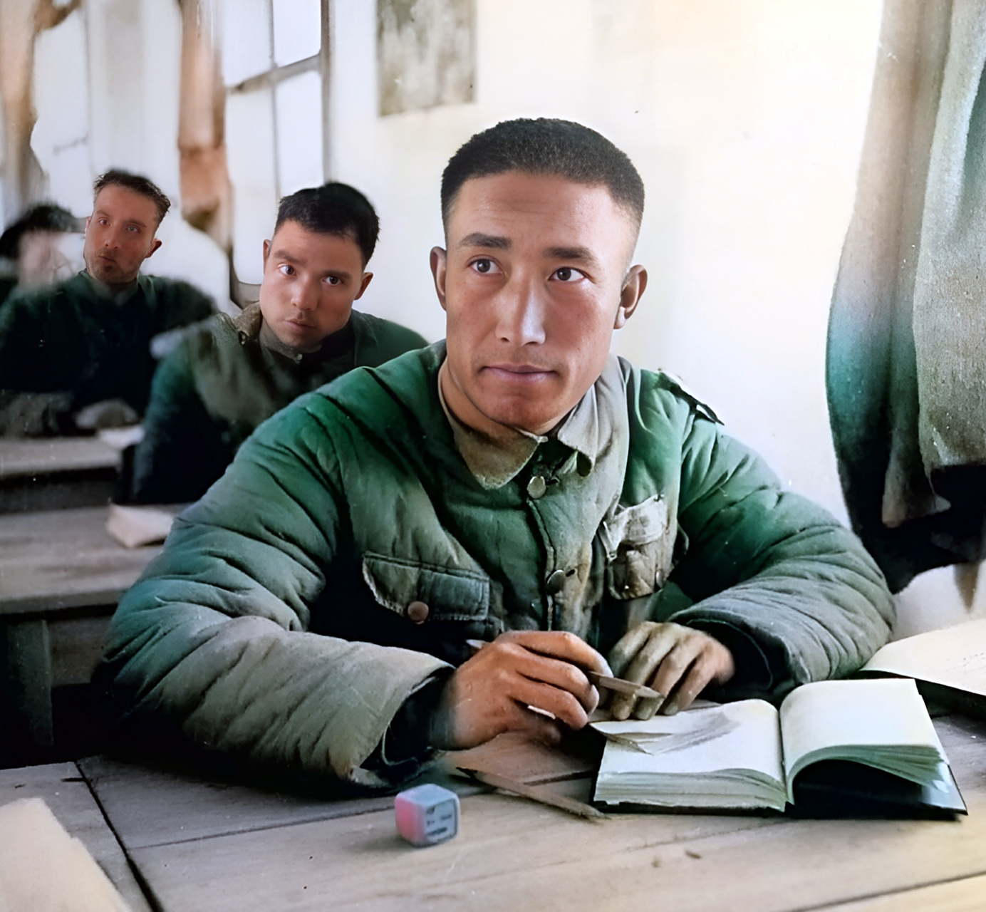 1945年,云南昆明,黄埔军校第五分校的课堂上,年轻的军官学员一边认真