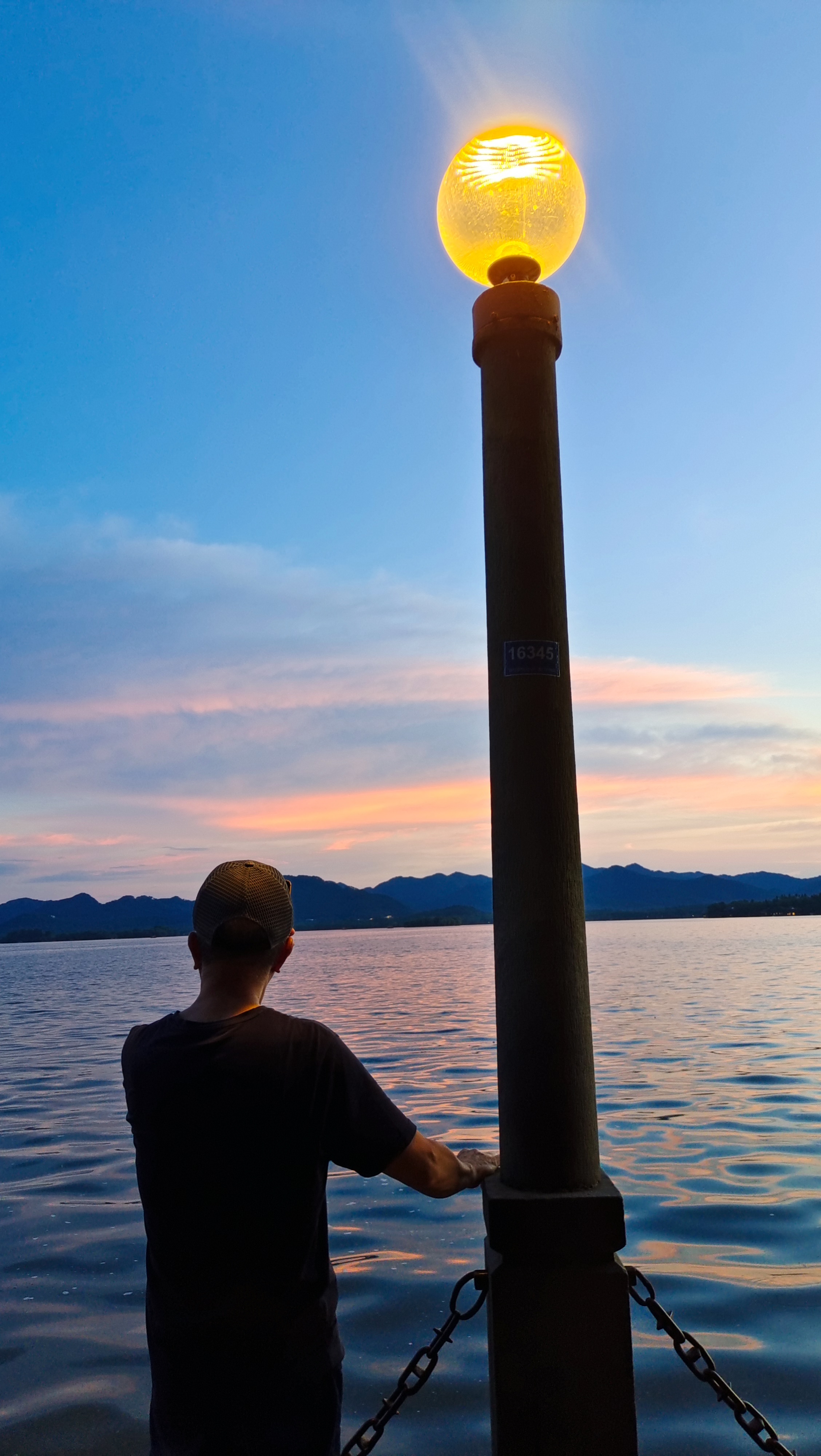 苏东坡创造性地利用疏浚的淤泥堆筑长堤,开创西湖人工