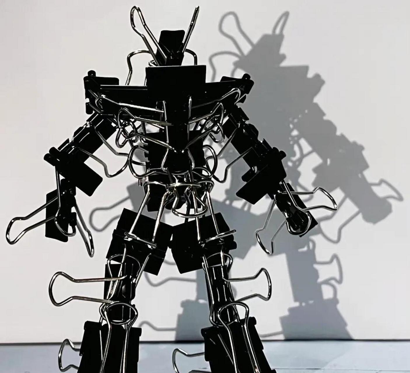 gif创作人# 这黑色长尾夹拼凑出的黑武士高达也太帅了,同样是手,我照