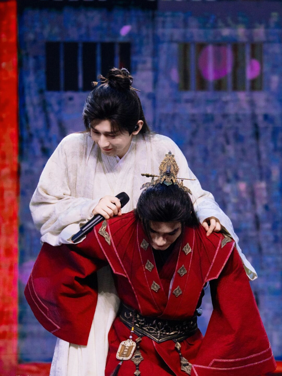 李莲花跳上笛飞声的背  花花趴上去前的害羞前摇